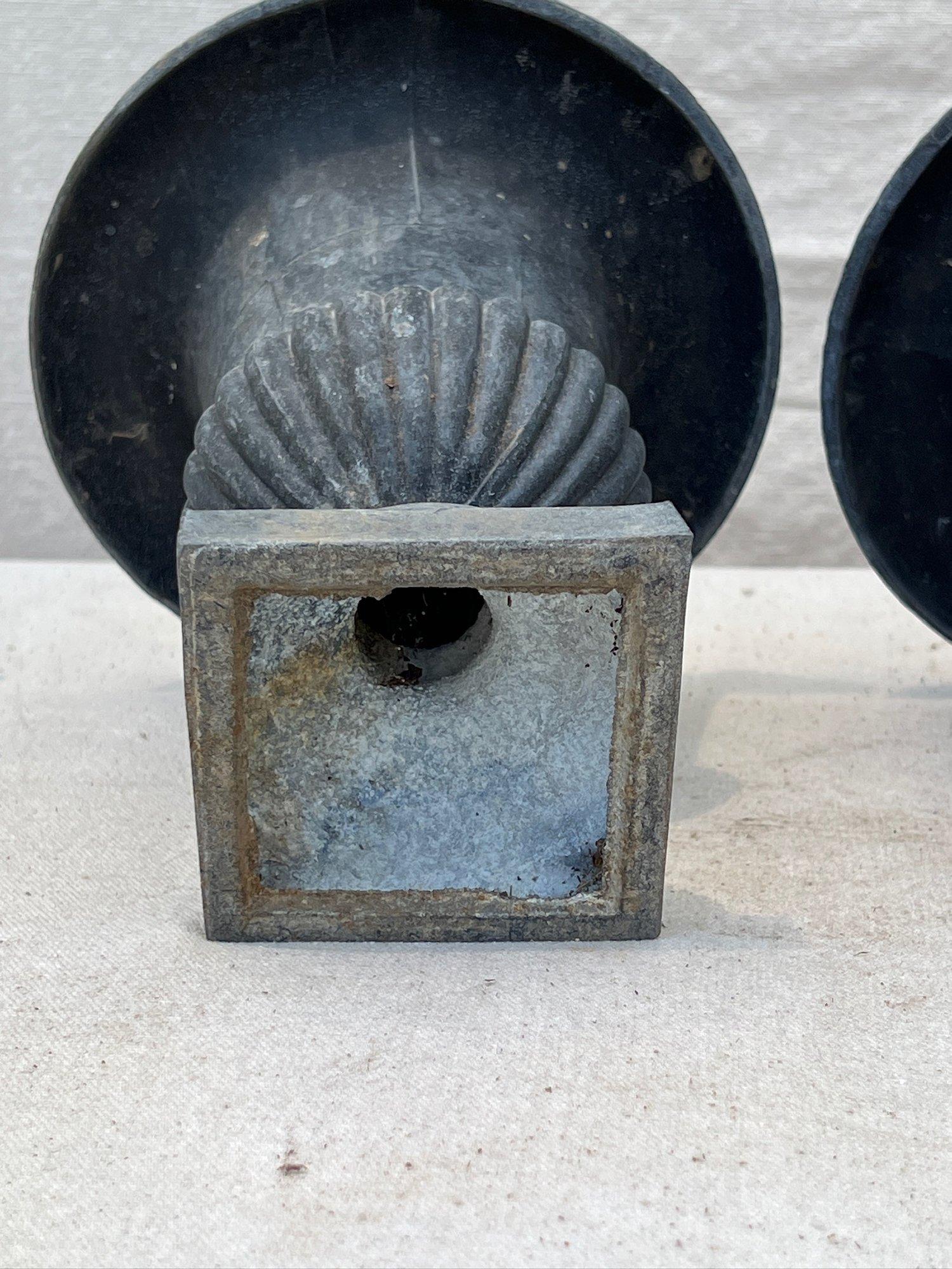Antike neoklassizistische Urnen-Pflanzgefäße oder Jardiniere aus Gusseisen oder Gusseisen, 2er-Set (20. Jahrhundert) im Angebot