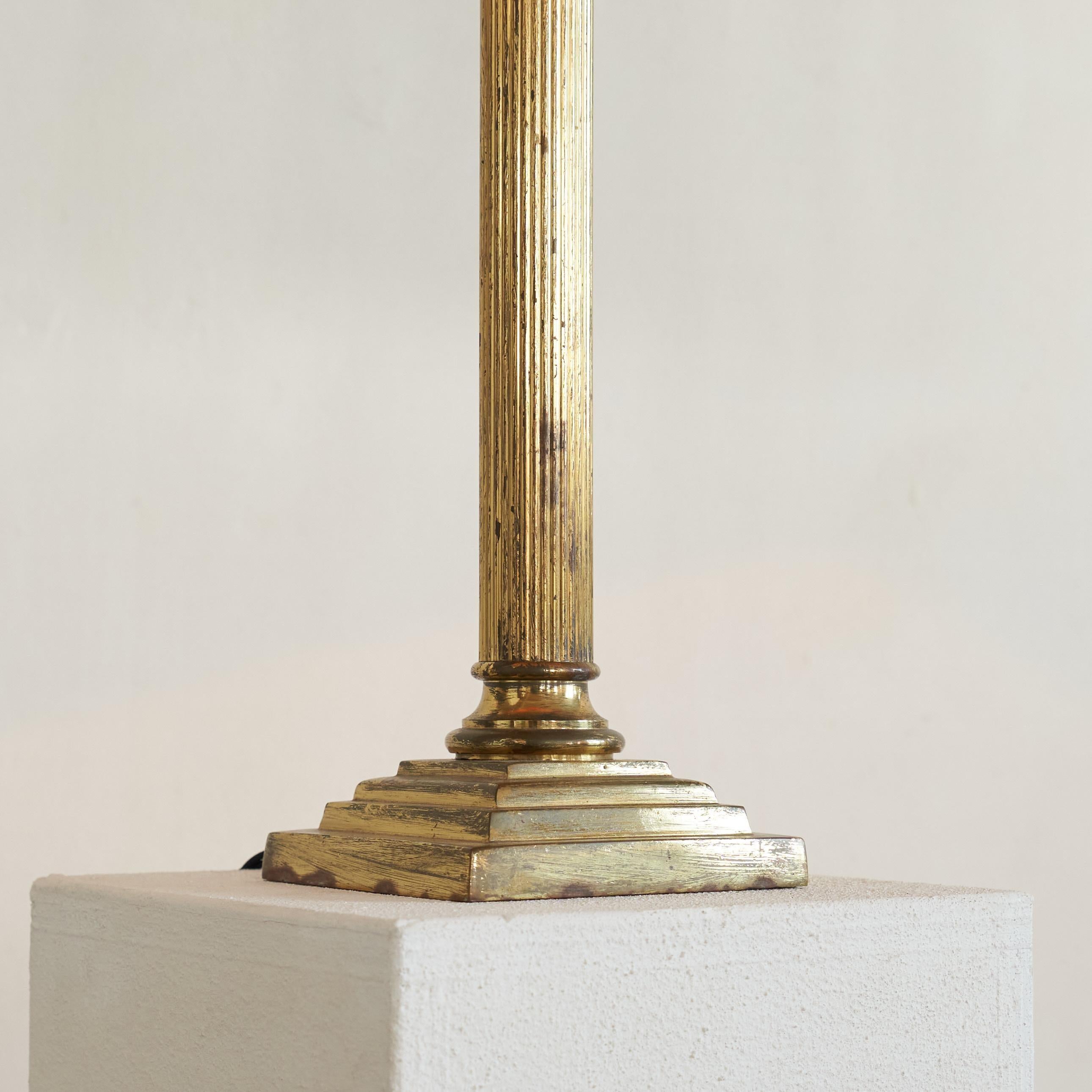 Antique Neoclassical Column Table Lamp in Patinated Brass In Good Condition For Sale In Meer, VAN