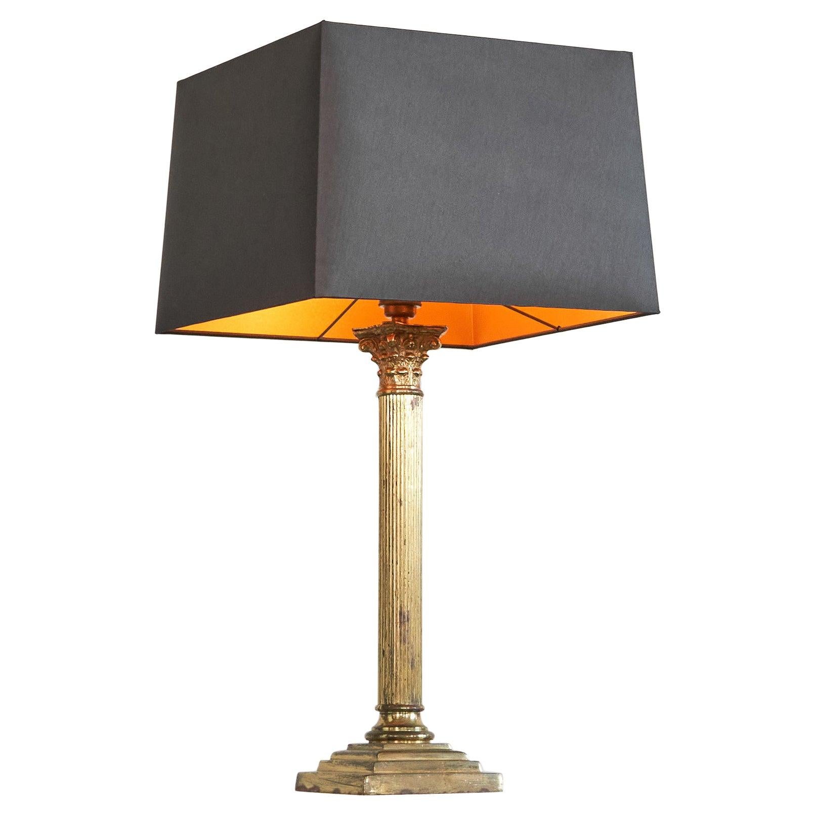 Antica lampada da tavolo a colonna neoclassica in ottone patinato