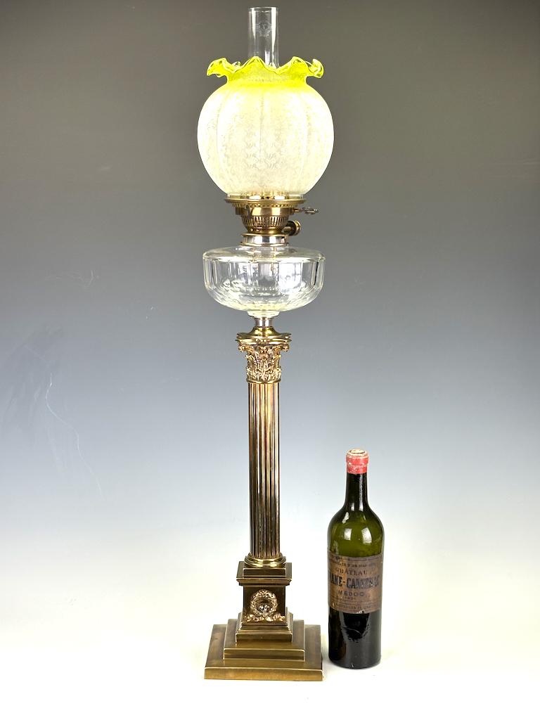 Britannique Lampe à huile ancienne à colonne corinthienne néoclassique de Hinks Emley & Sons en vente