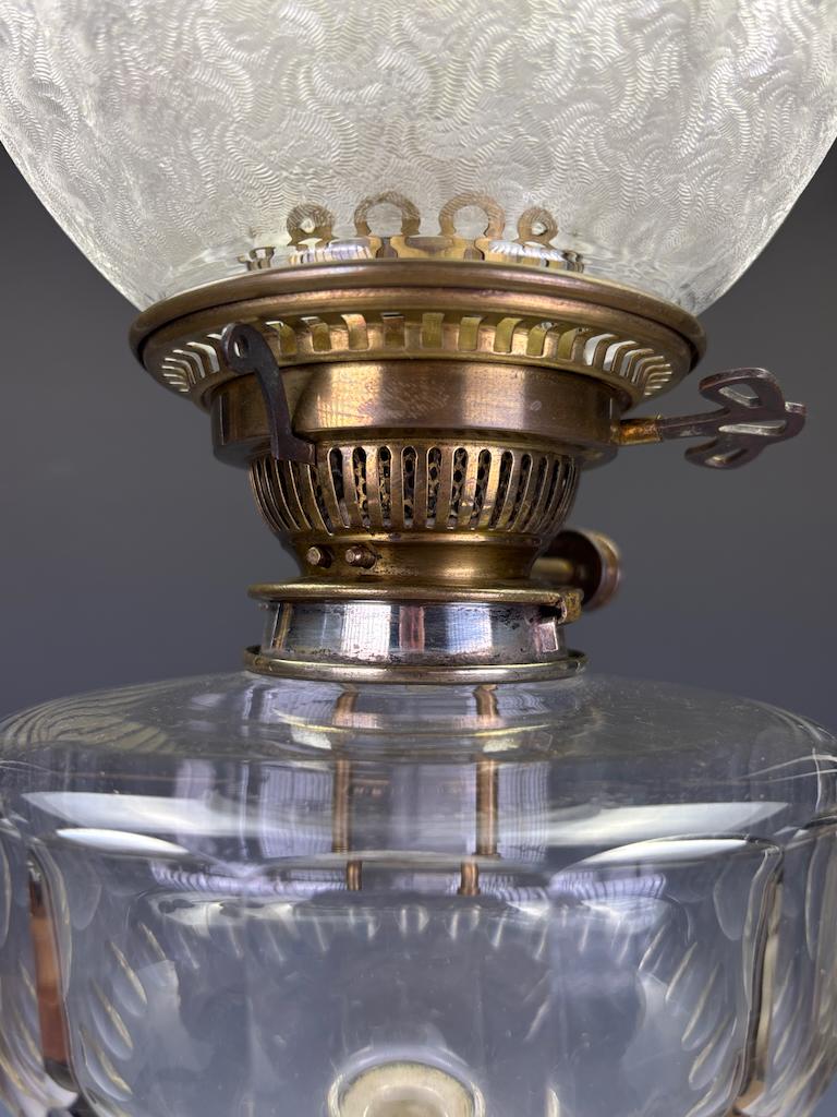 Laiton Lampe à huile ancienne à colonne corinthienne néoclassique de Hinks Emley & Sons en vente
