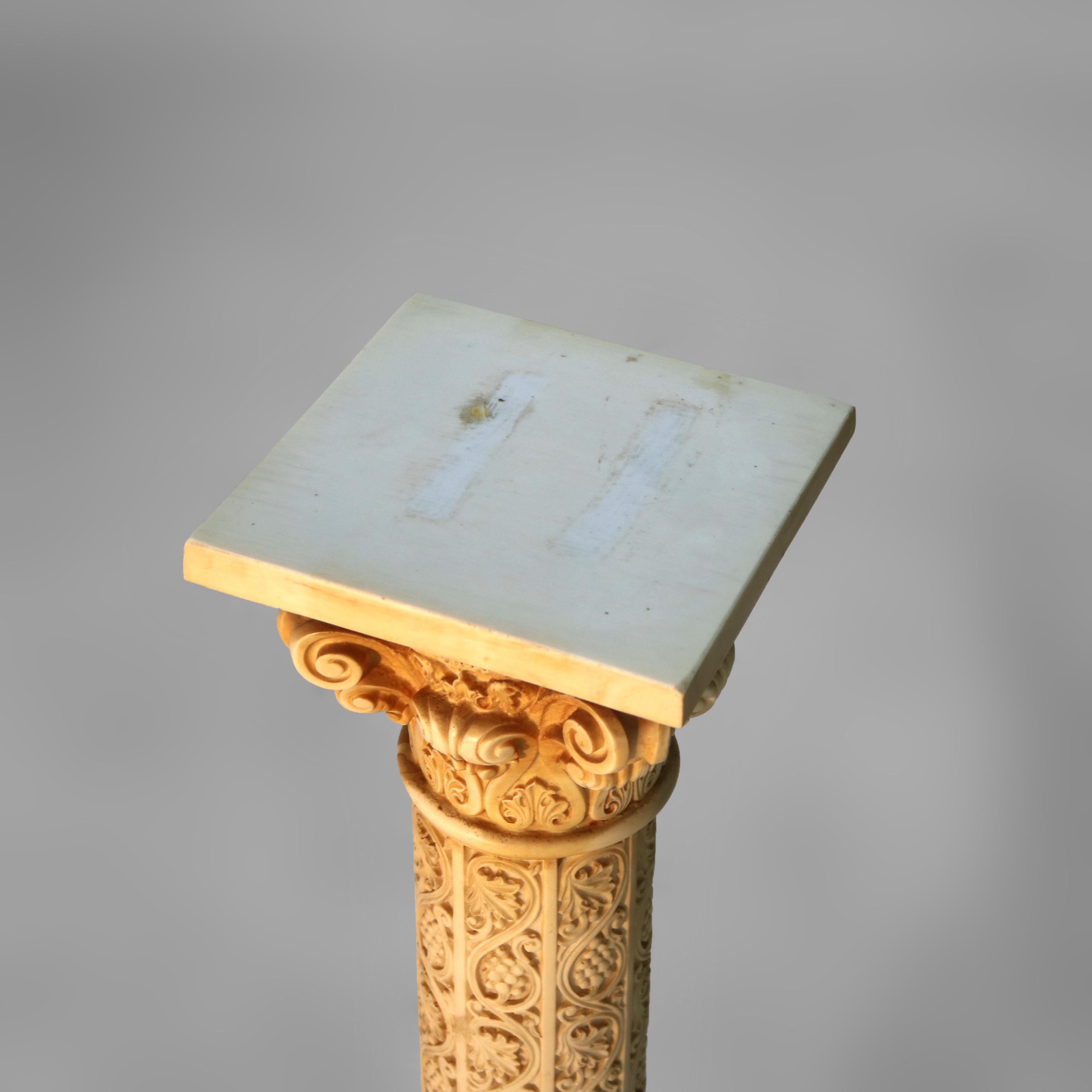 Stampato Antico supporto per scultura di scene di genere in stile neoclassico corinzio, resina, C1930 in vendita