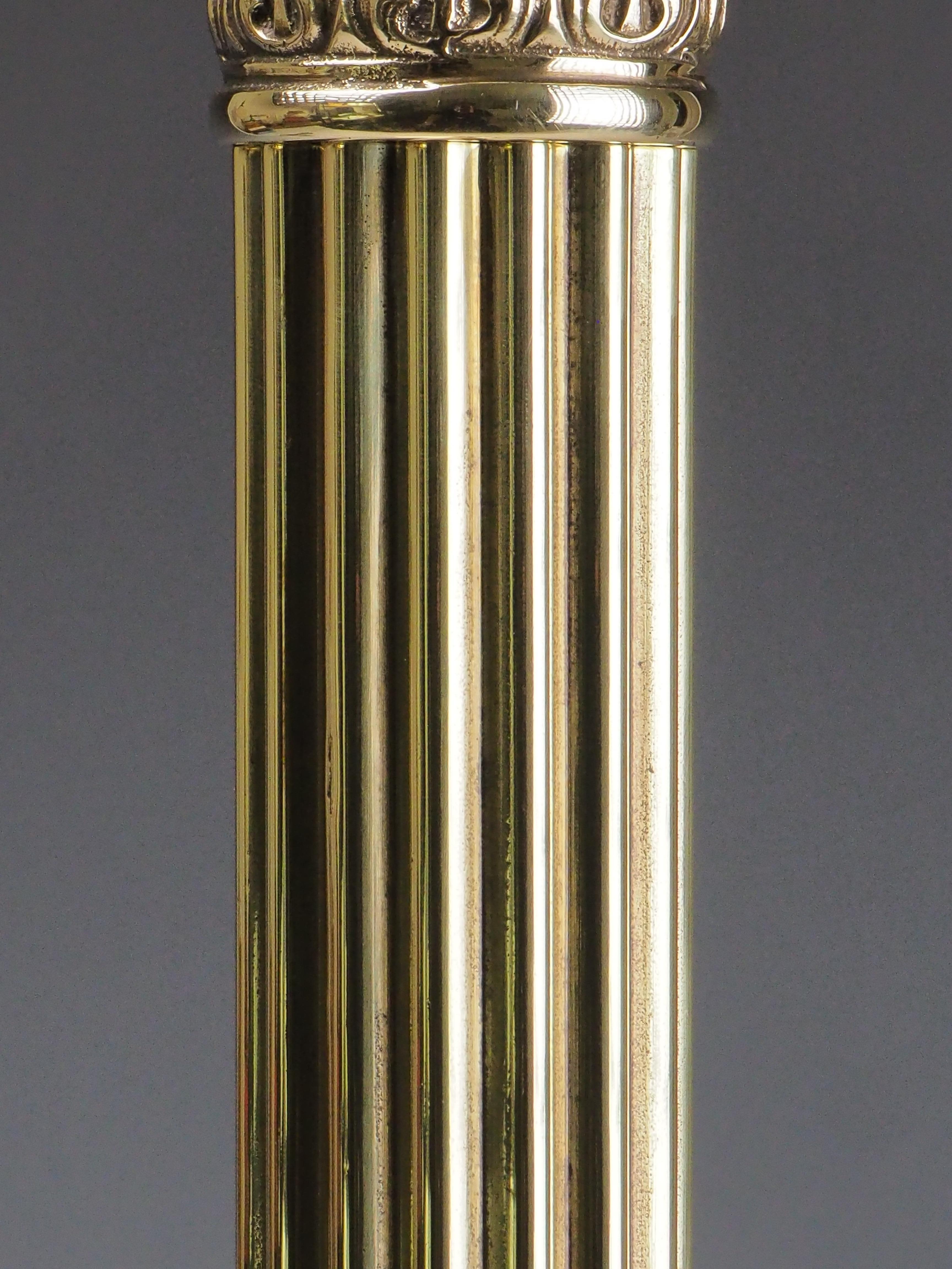 Laiton Lampe à poser néoclassique corinthienne ancienne en vente