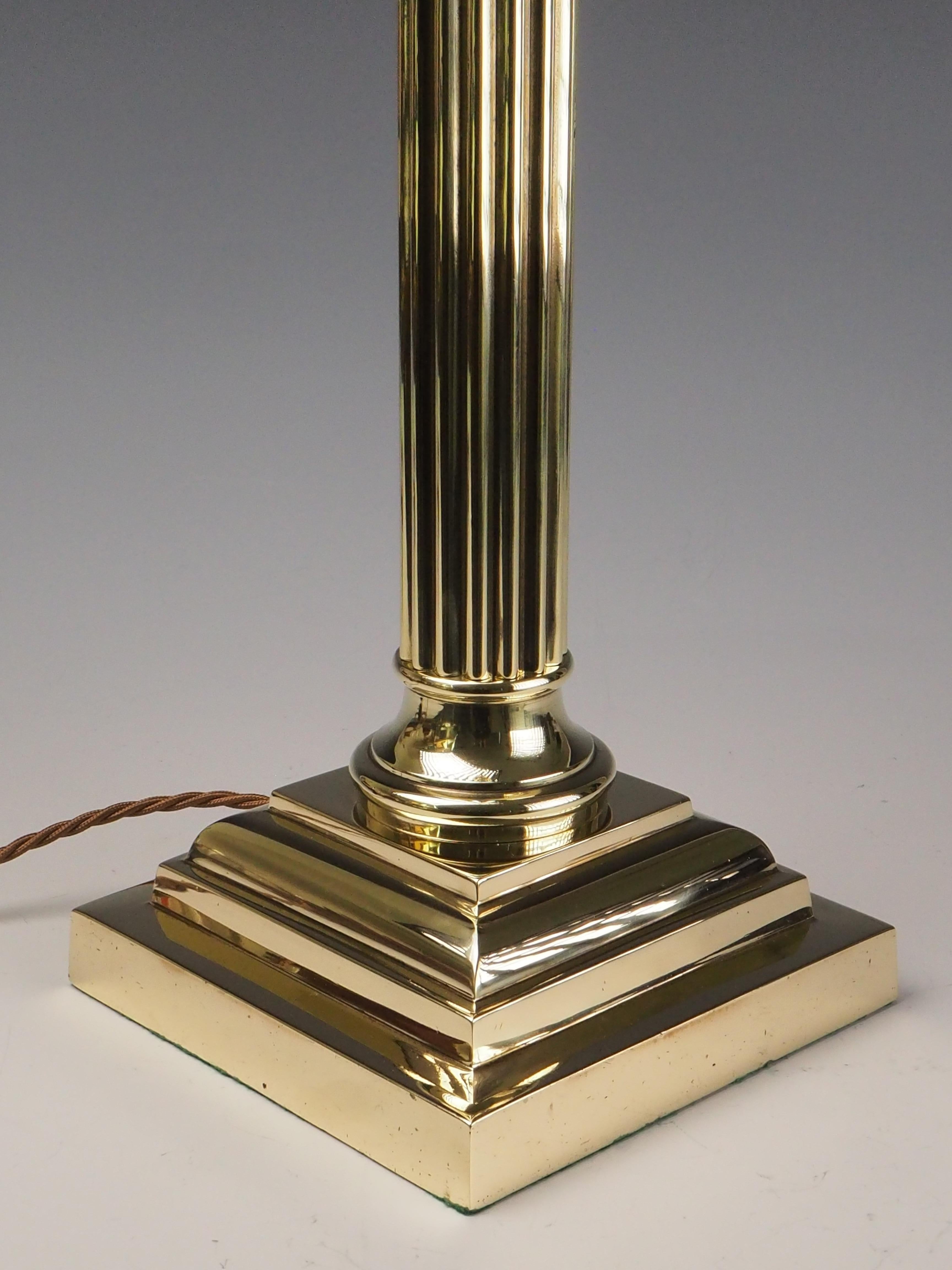 Lampe à poser néoclassique corinthienne ancienne en vente 1