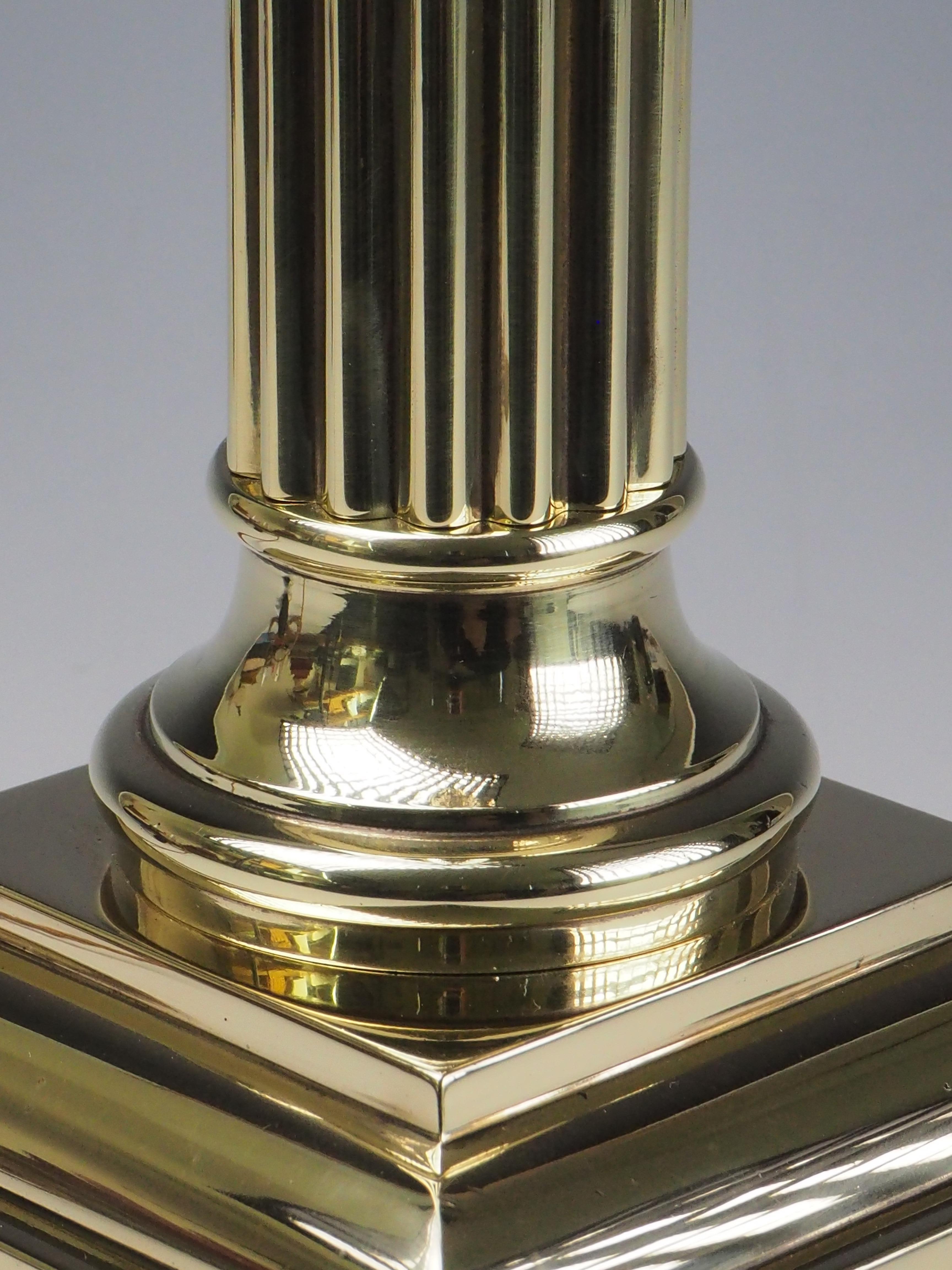 Lampe à poser néoclassique corinthienne ancienne en vente 2