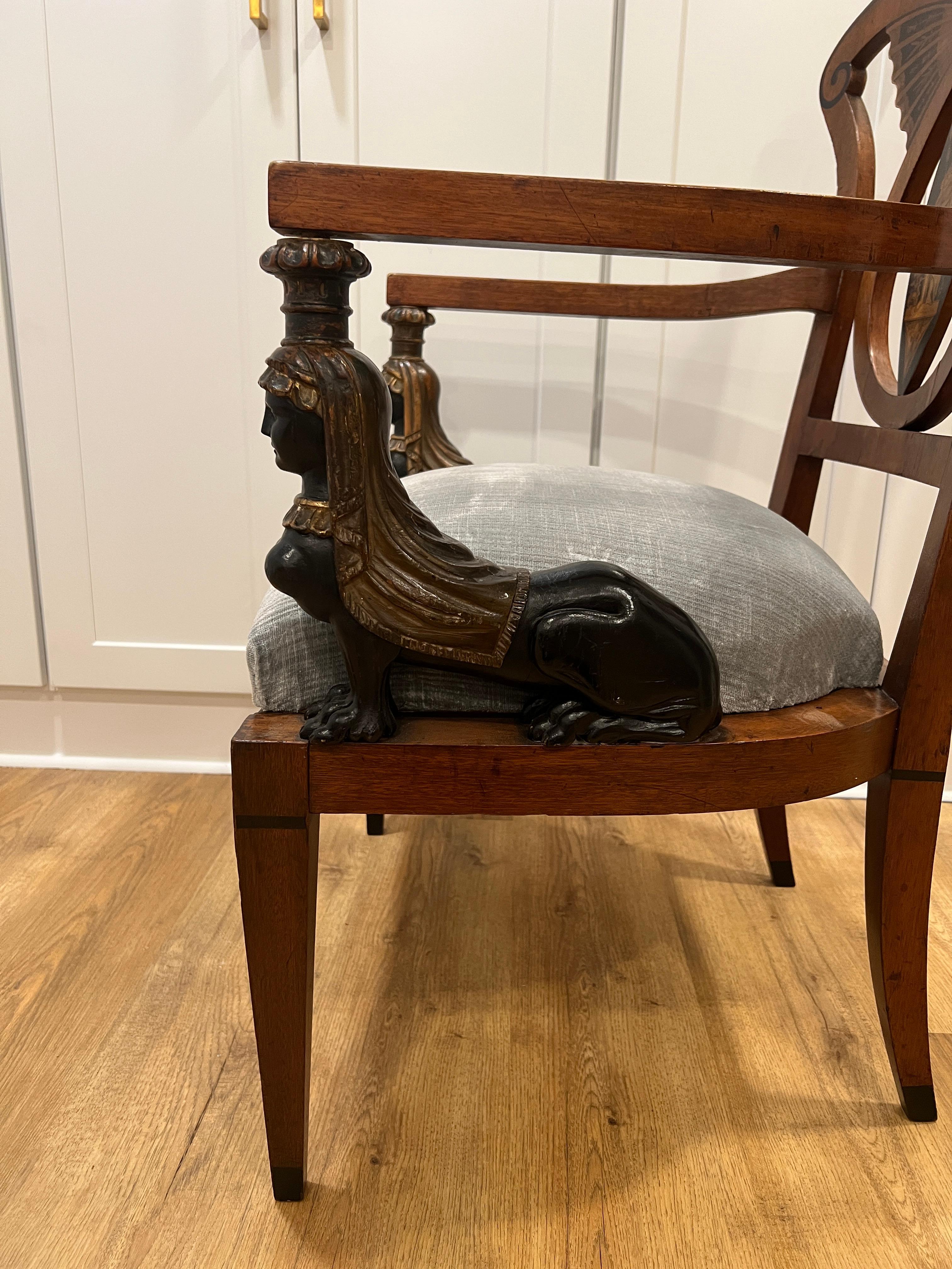 Antique fauteuil néoclassique Revival égyptien avec supports de sphinx sculptés, Italie en vente 3