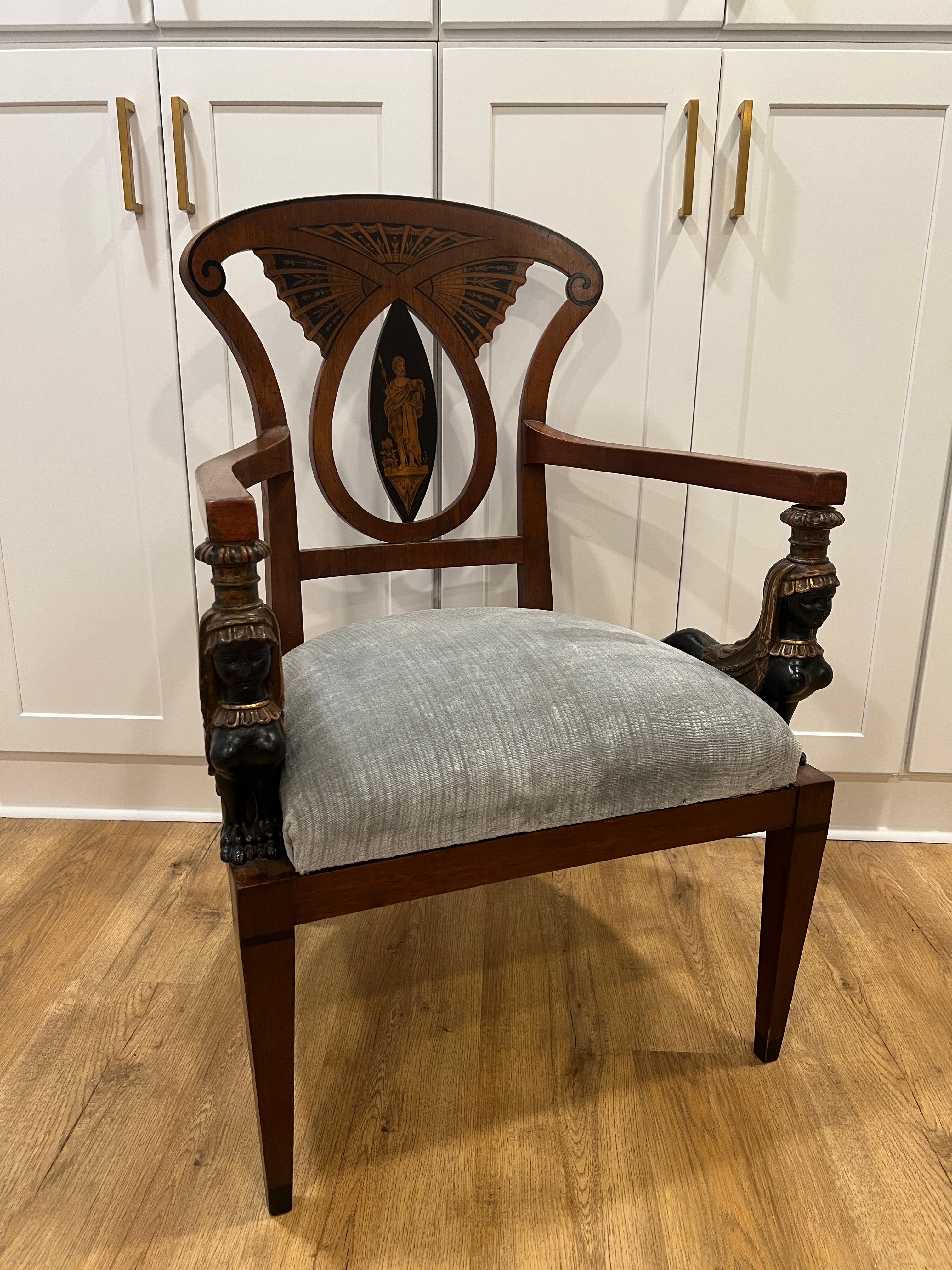 Italienisch, Ende 19. Jahrhundert.

Ein beeindruckender und einzigartiger neoklassizistischer Sessel, der wahrscheinlich während der Grand-Tour-Periode in Italien hergestellt wurde. Mit einer beeindruckenden, gewirbelten oberen Schiene und einem