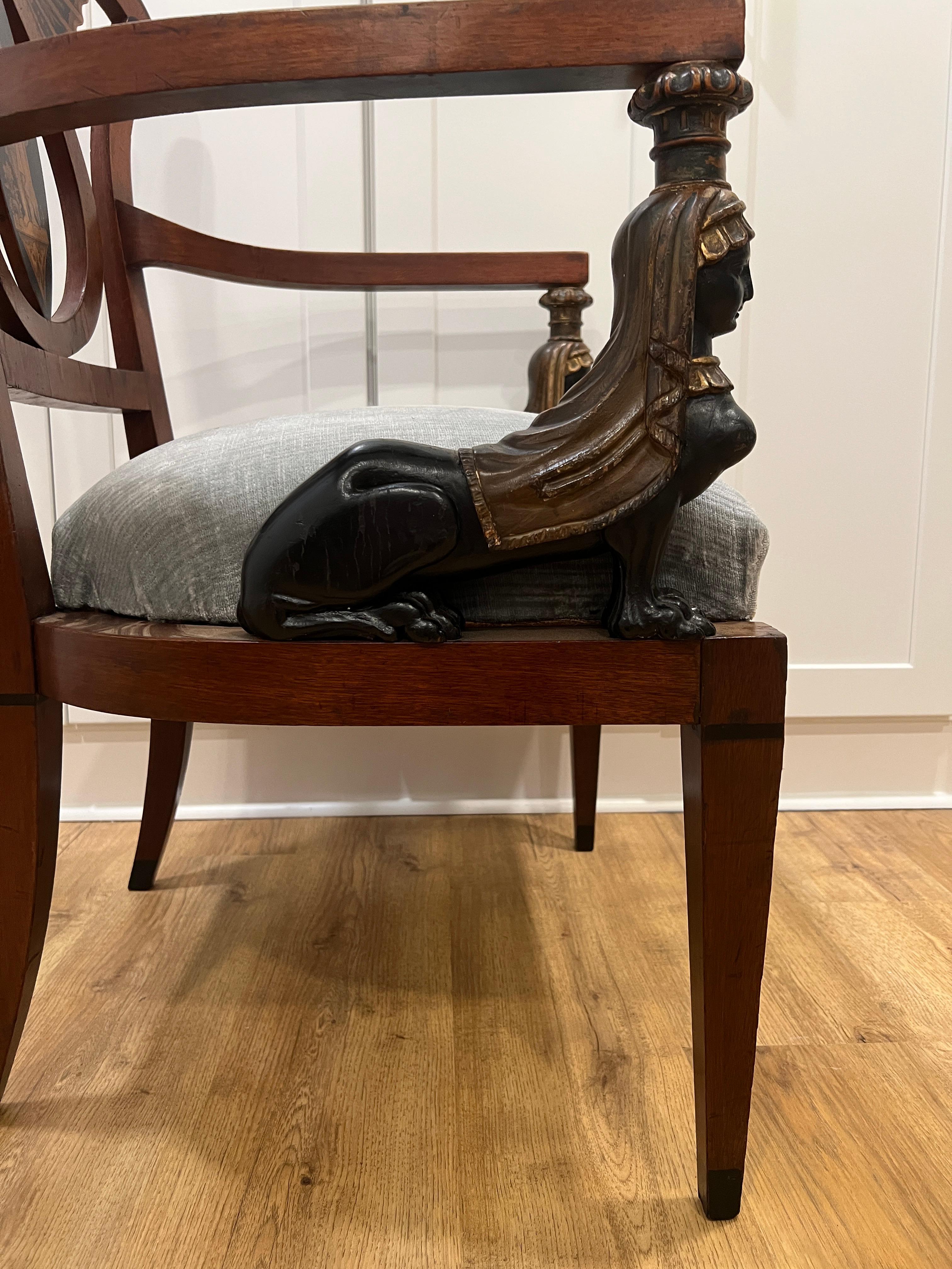 Antique fauteuil néoclassique Revival égyptien avec supports de sphinx sculptés, Italie en vente 1