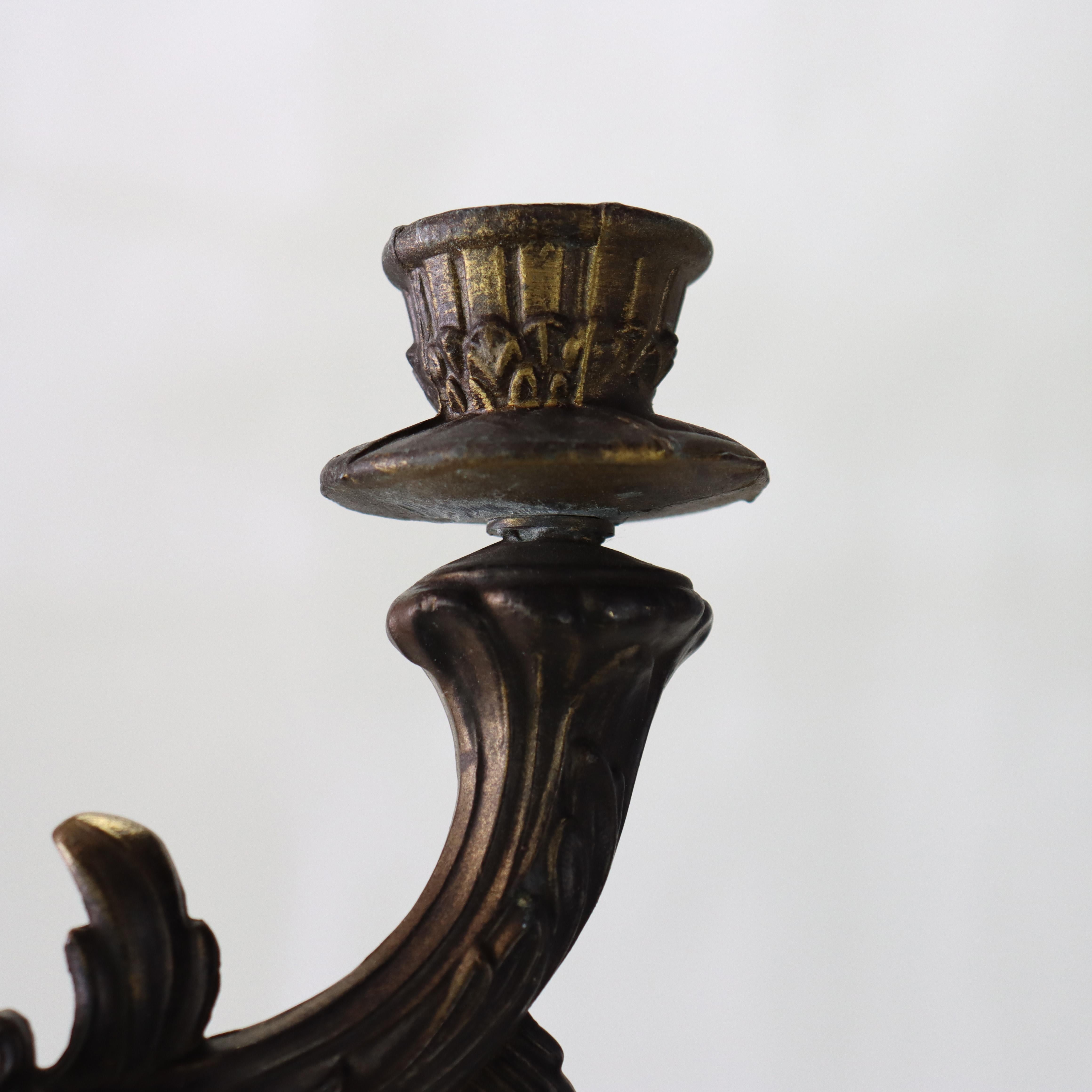 Ancienne applique murale néoclassique à deux lumières en bronze avec chérubin figuratif, C1920 en vente 5