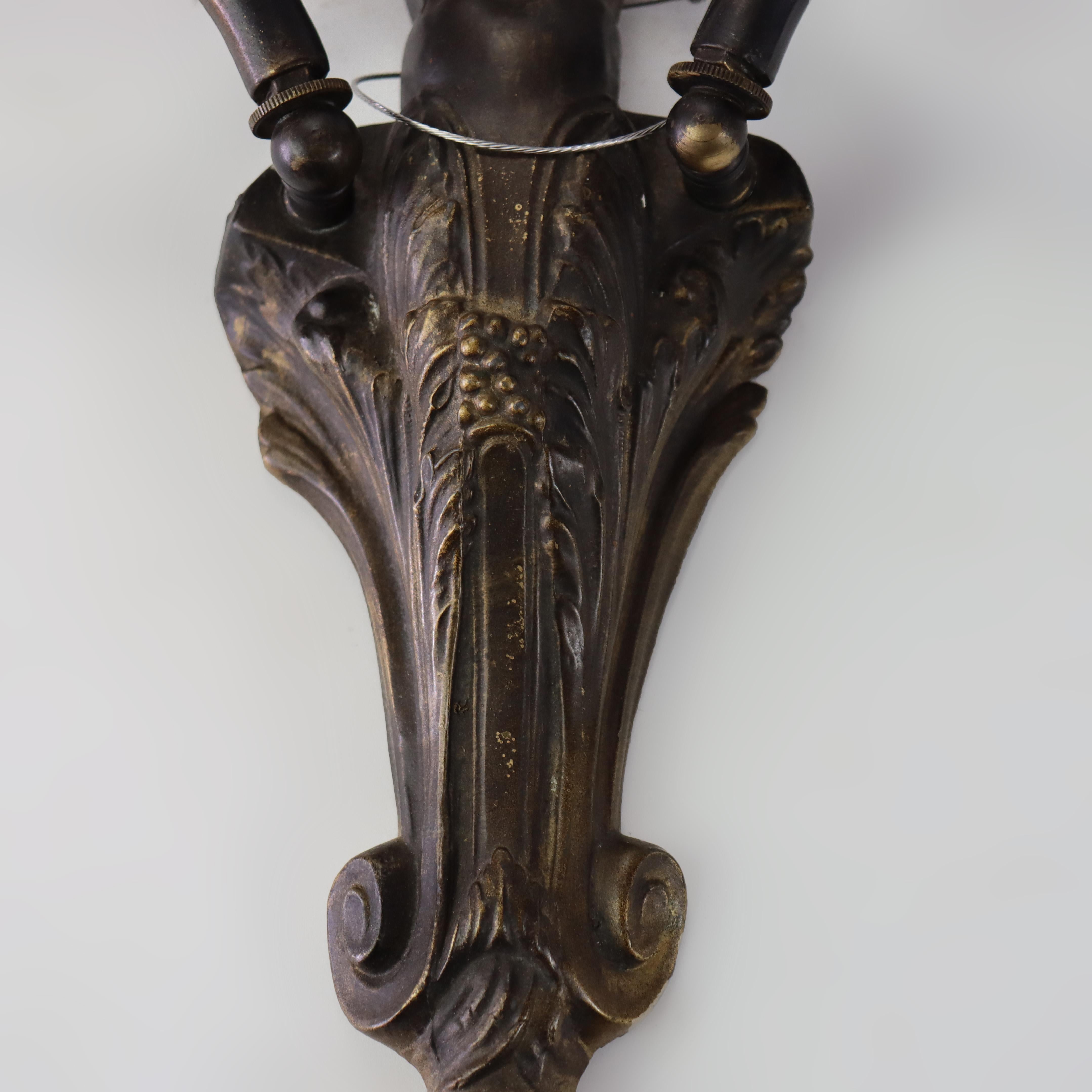 Ancienne applique murale néoclassique à deux lumières en bronze avec chérubin figuratif, C1920 en vente 6