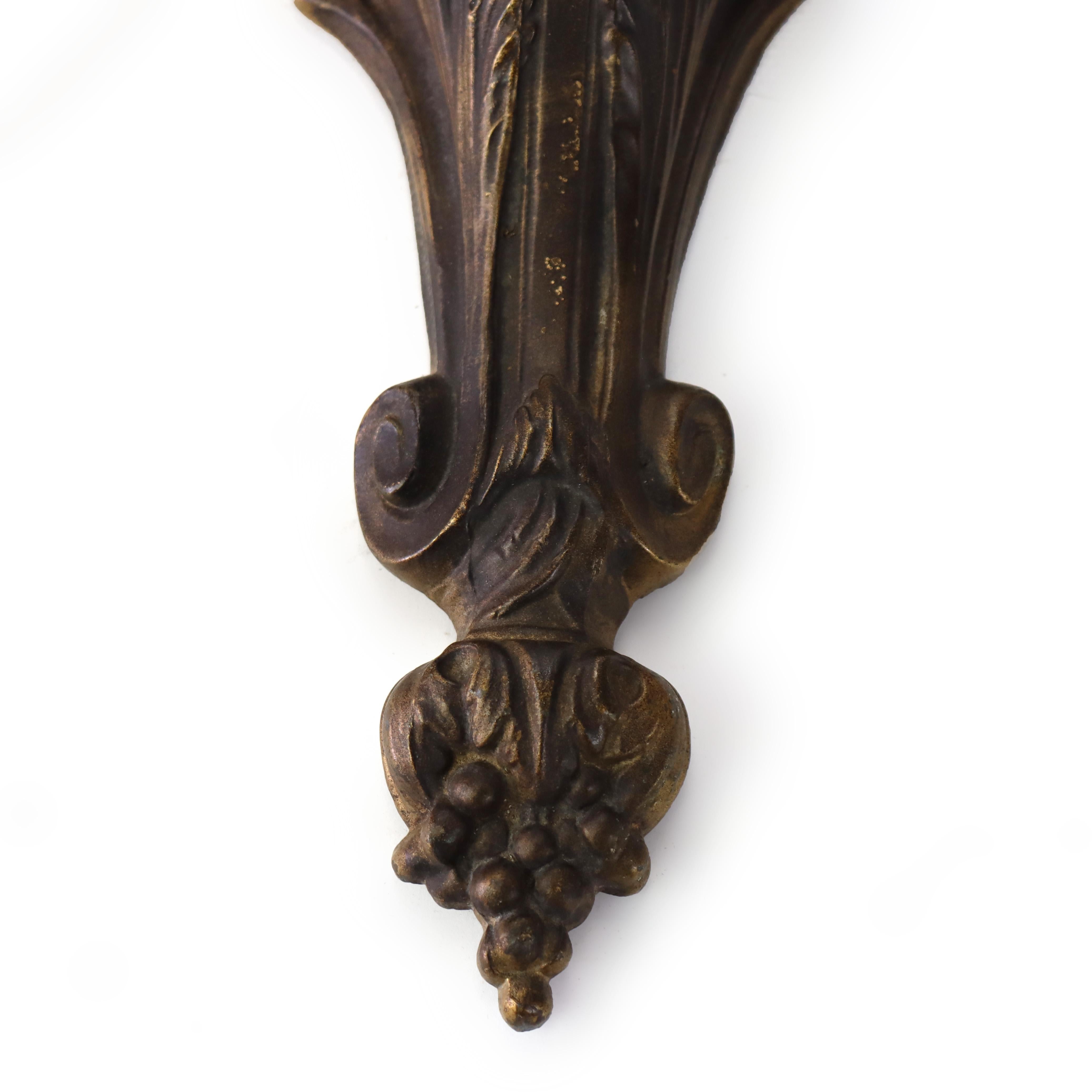 Ancienne applique murale néoclassique à deux lumières en bronze avec chérubin figuratif, C1920 en vente 7