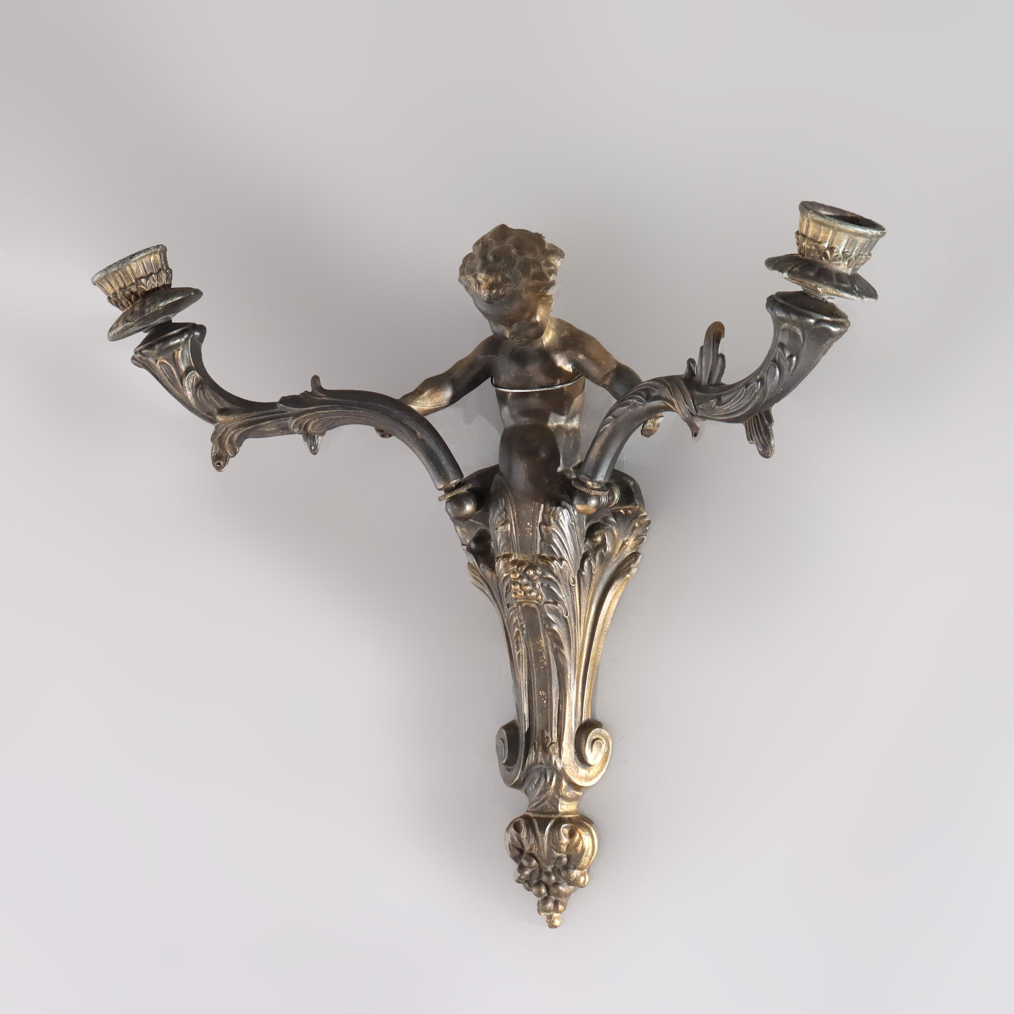 Applique murale ancienne en bronze à chérubin figuratif à deux lumières et bougie, datant de 1920.   
14