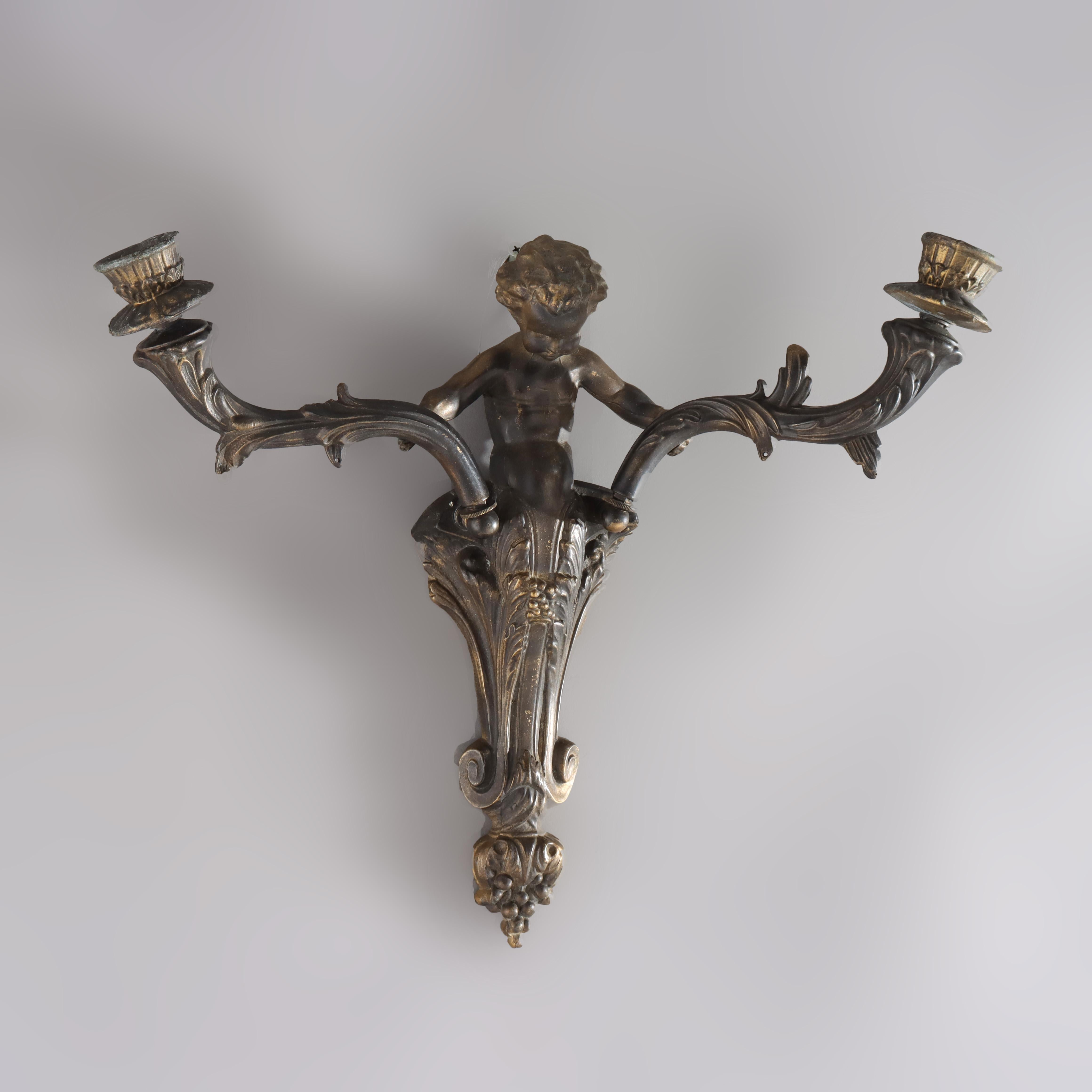 Ancienne applique murale néoclassique à deux lumières en bronze avec chérubin figuratif, C1920 Bon état - En vente à Big Flats, NY