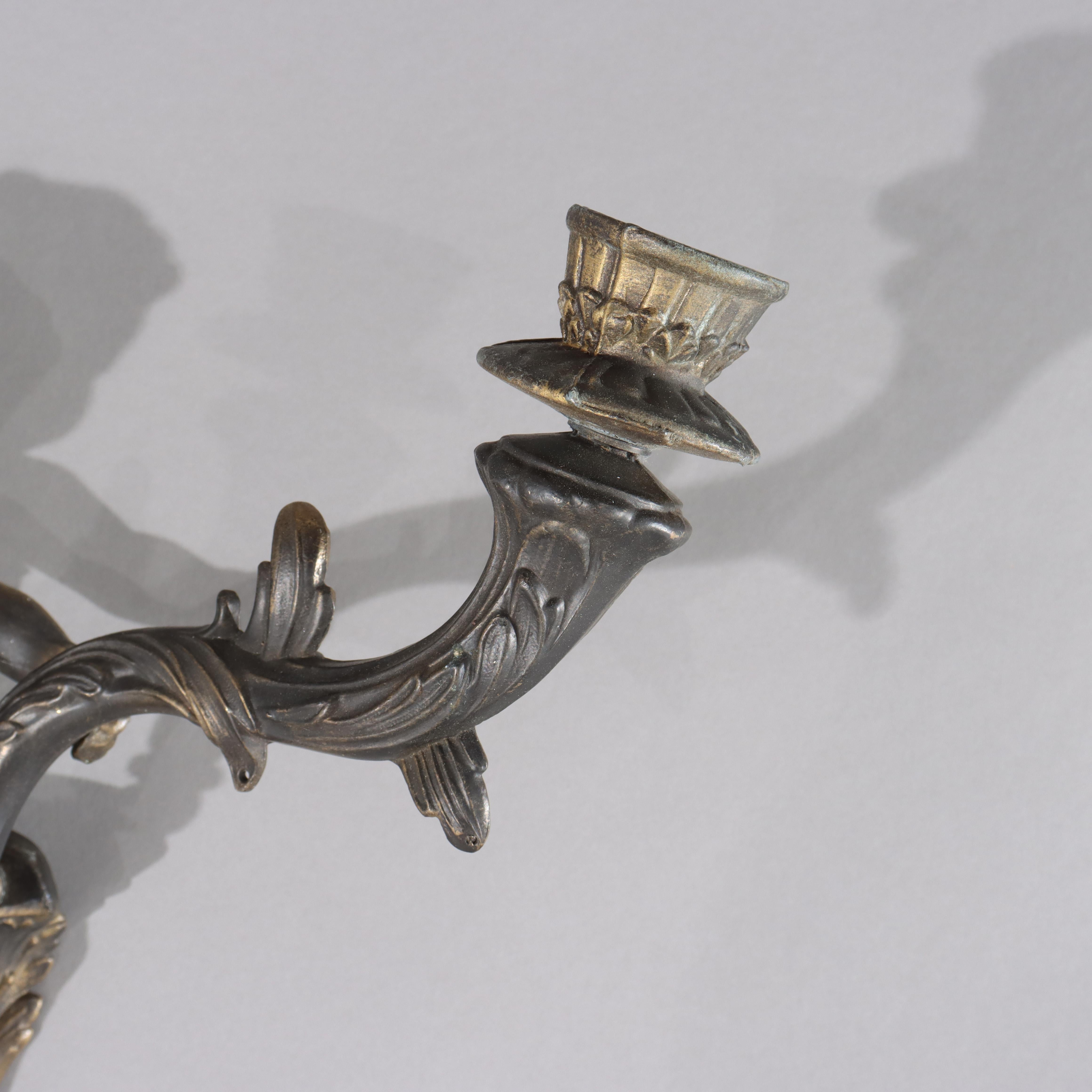 Bronze Ancienne applique murale néoclassique à deux lumières en bronze avec chérubin figuratif, C1920 en vente