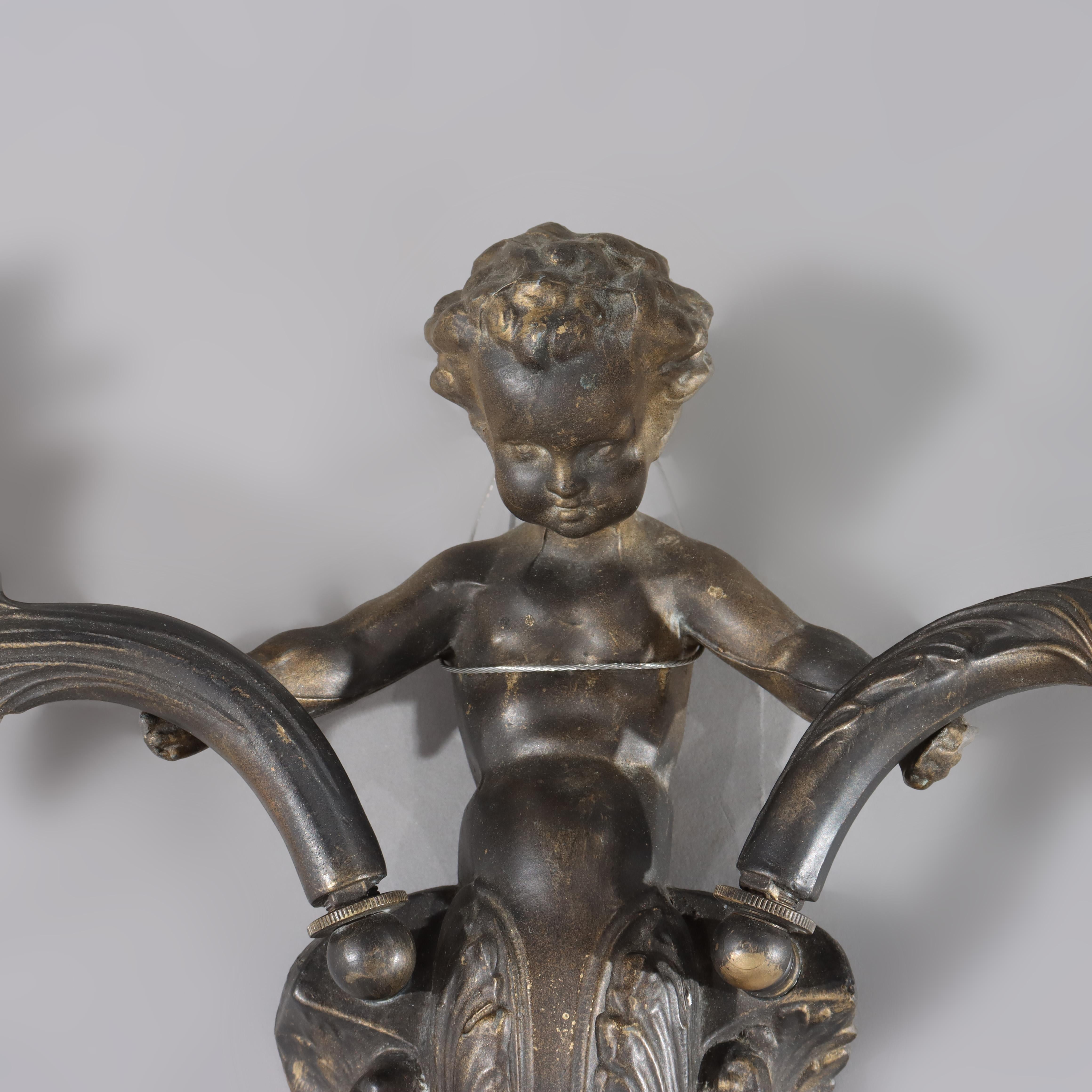 Ancienne applique murale néoclassique à deux lumières en bronze avec chérubin figuratif, C1920 en vente 1