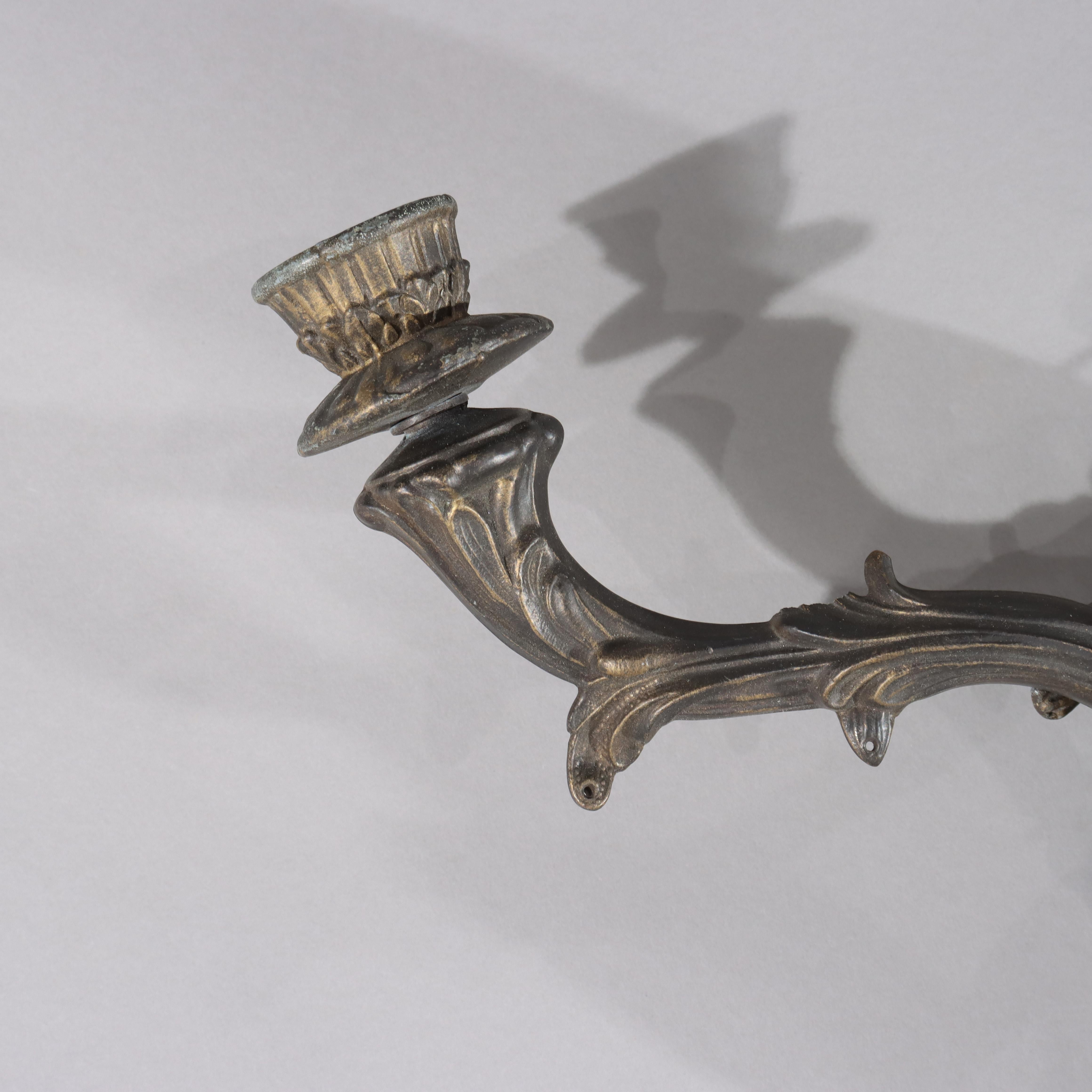 Ancienne applique murale néoclassique à deux lumières en bronze avec chérubin figuratif, C1920 en vente 2