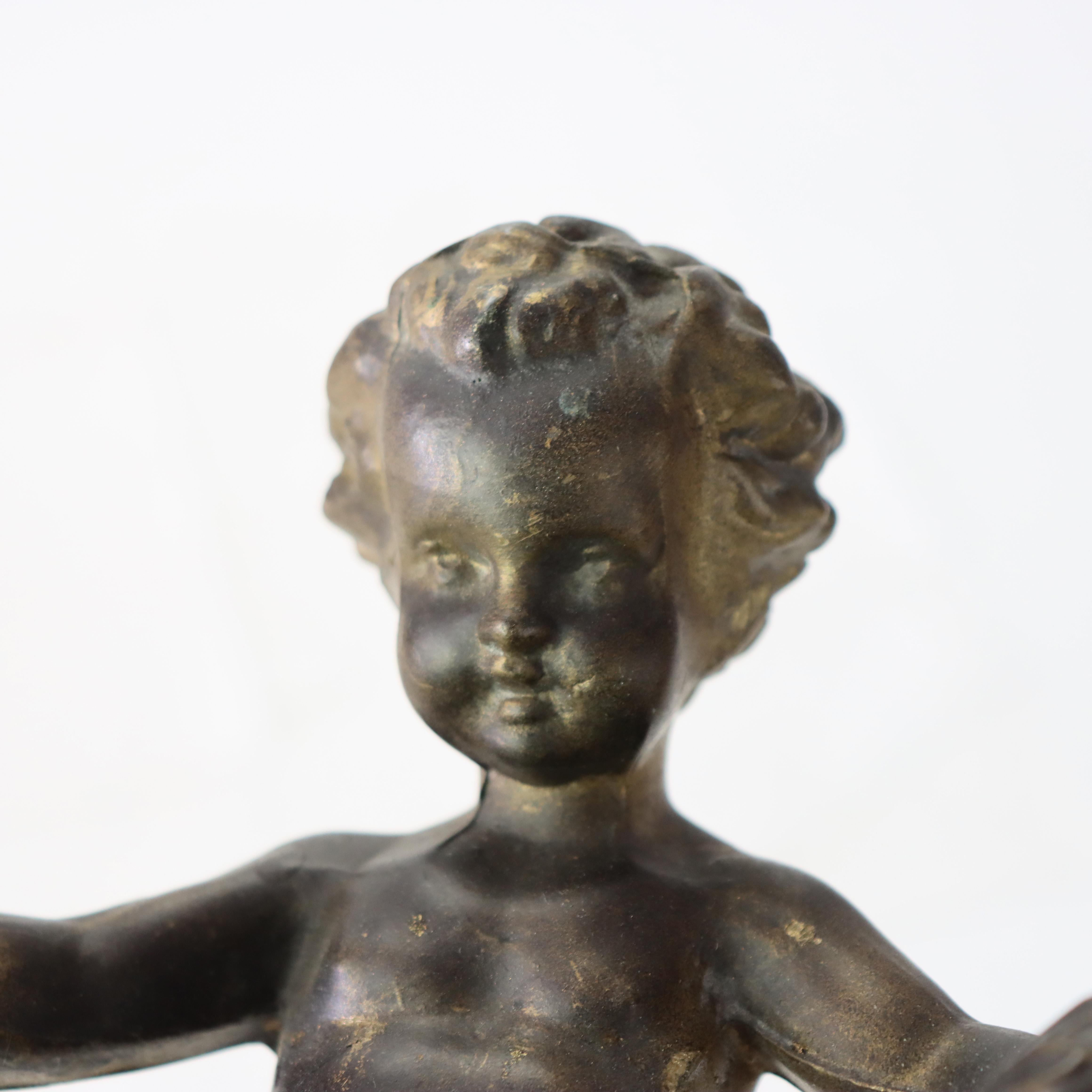 Ancienne applique murale néoclassique à deux lumières en bronze avec chérubin figuratif, C1920 en vente 4