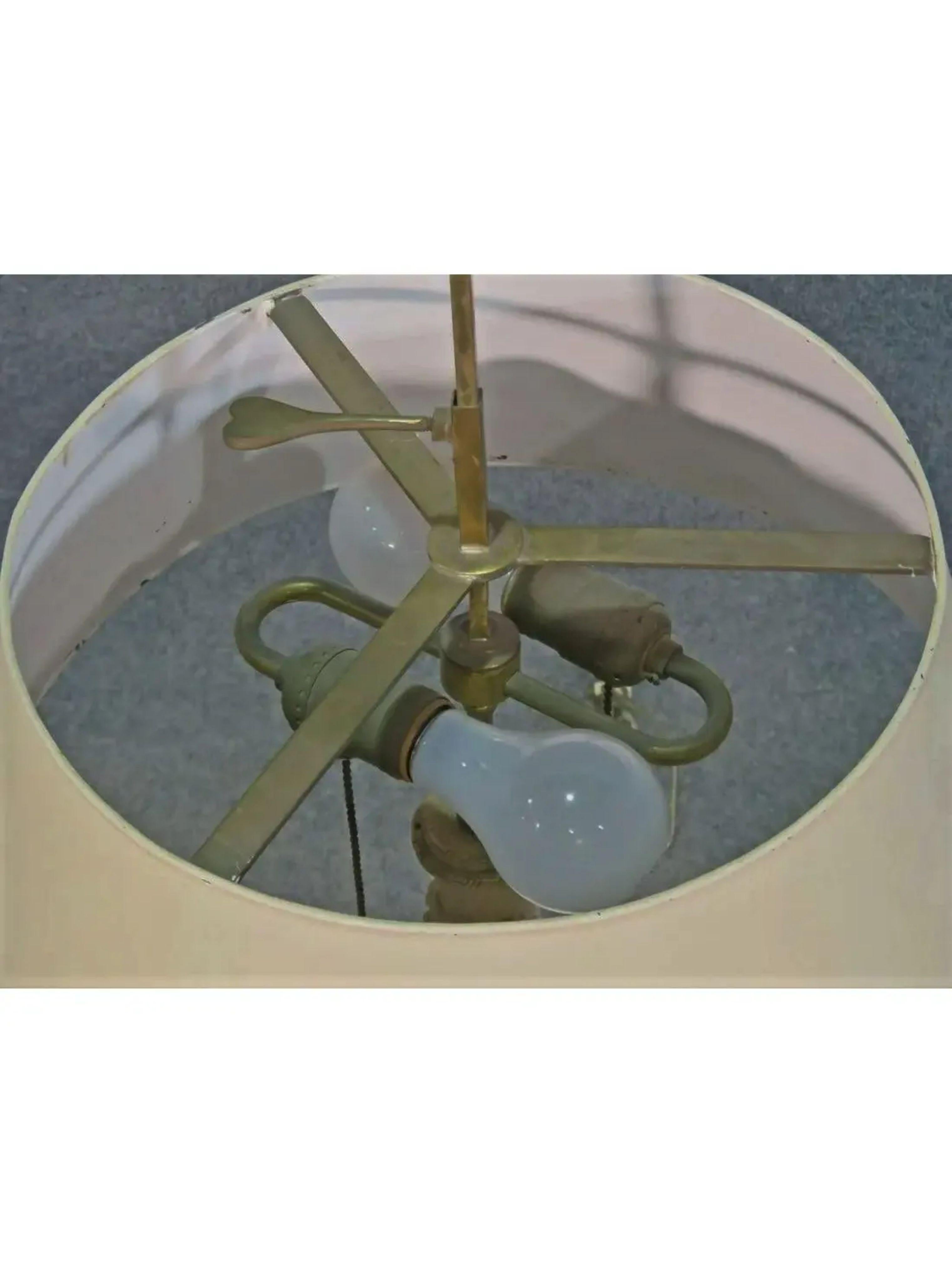 Antike neoklassizistische figurale Marmorlampe mit Tole-Bouillotte-Schirm (20. Jahrhundert) im Angebot