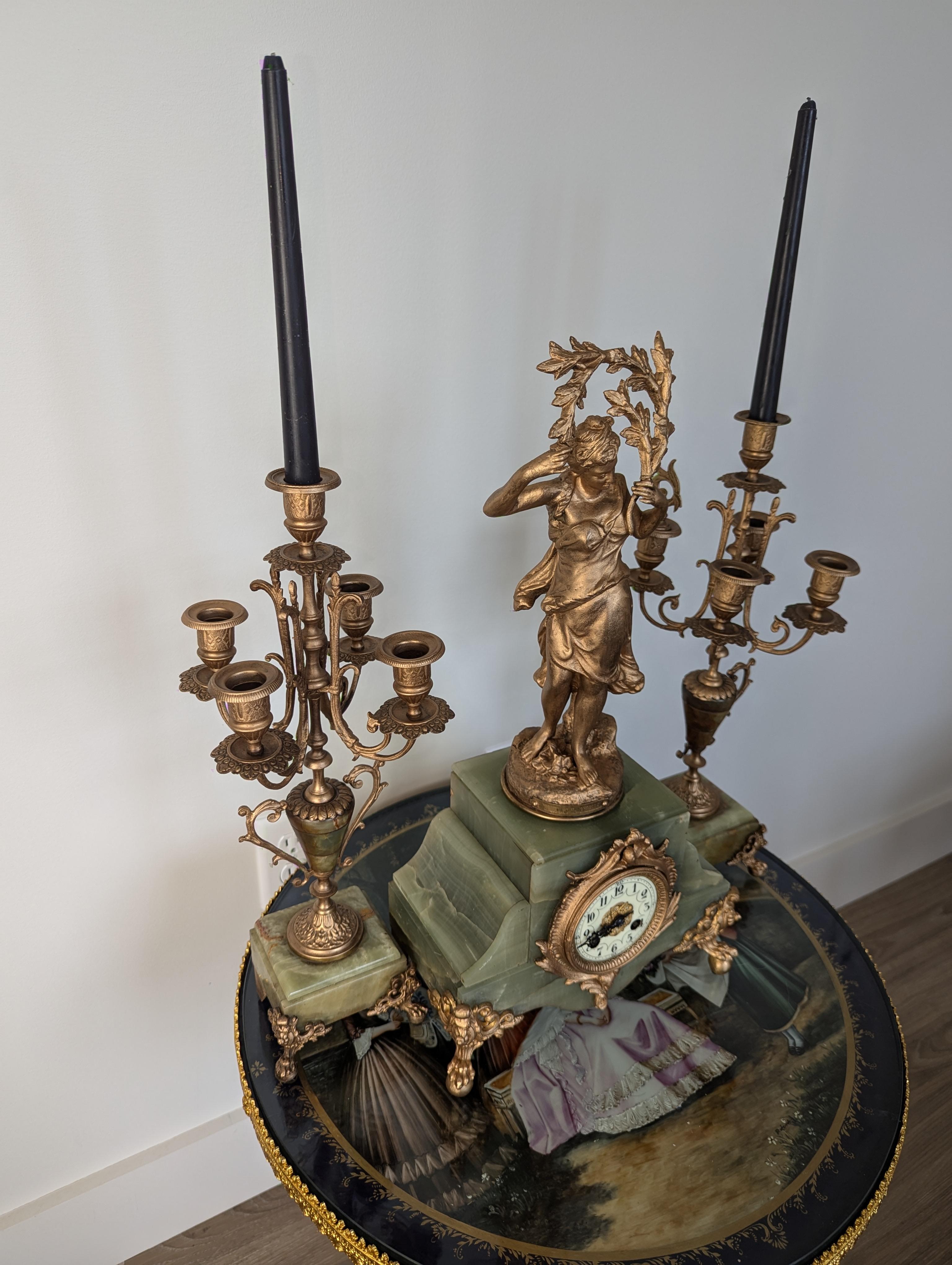 Francese Antique French Neoclassico Figural Brass & Green Onyx Candelabri & Set di orologi in vendita