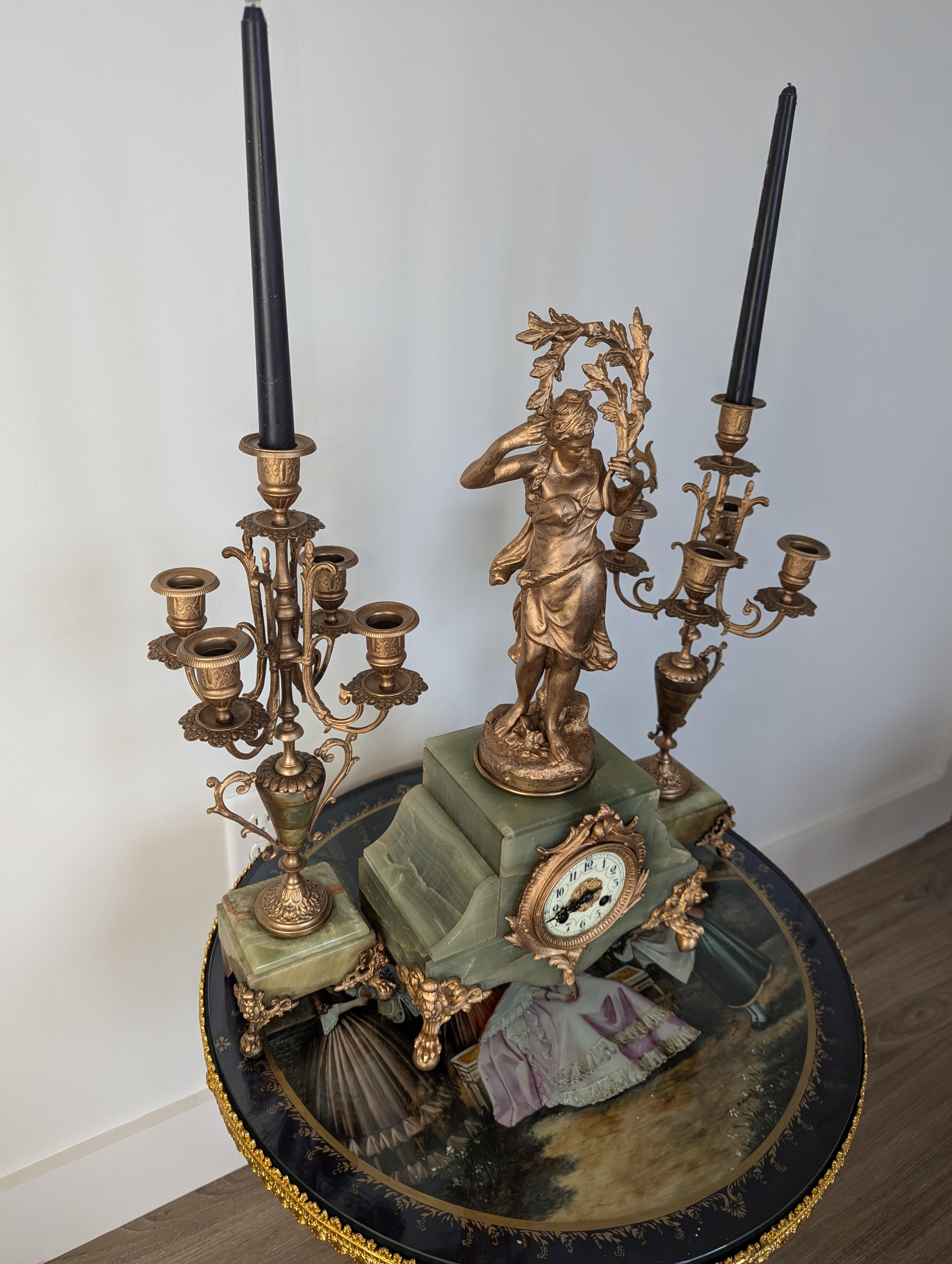 Intagliato a mano Antique French Neoclassico Figural Brass & Green Onyx Candelabri & Set di orologi in vendita