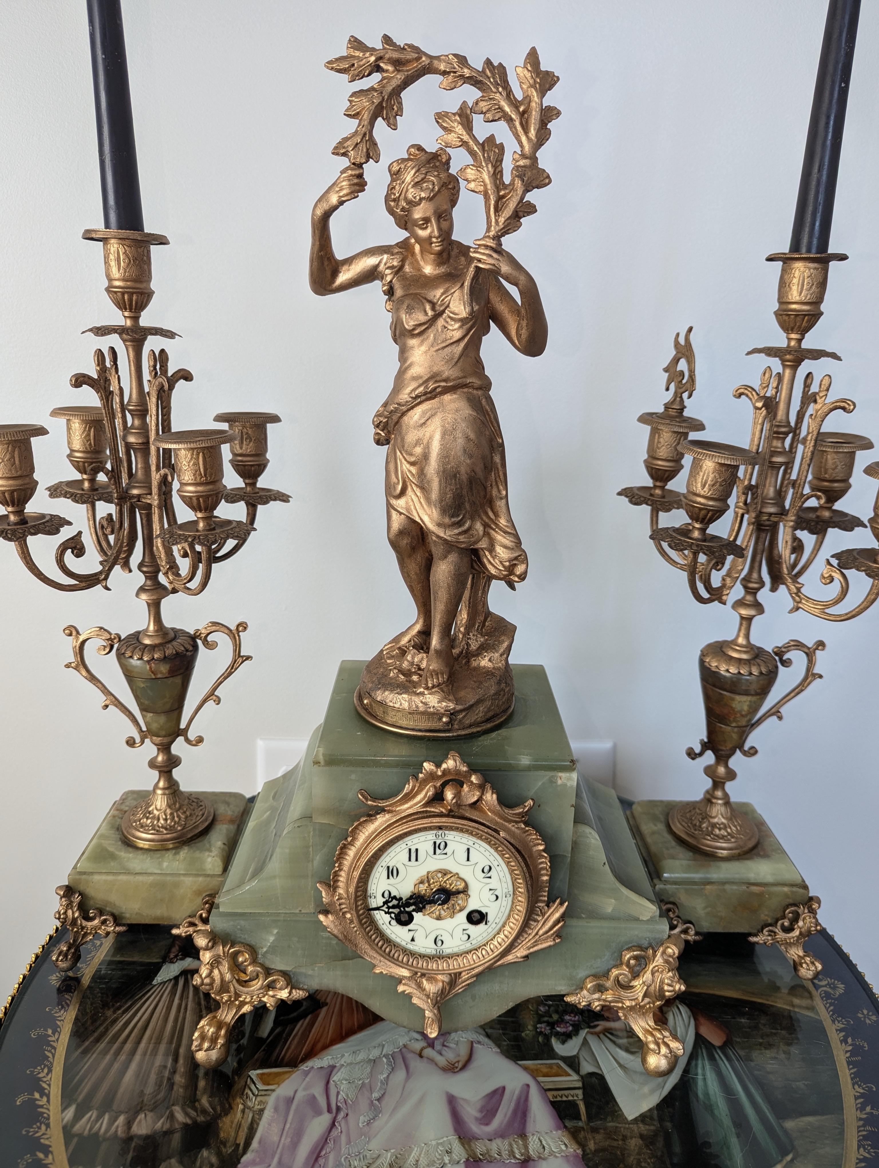 Antique French Neoclassico Figural Brass & Green Onyx Candelabri & Set di orologi In condizioni buone in vendita a New Milford, CT