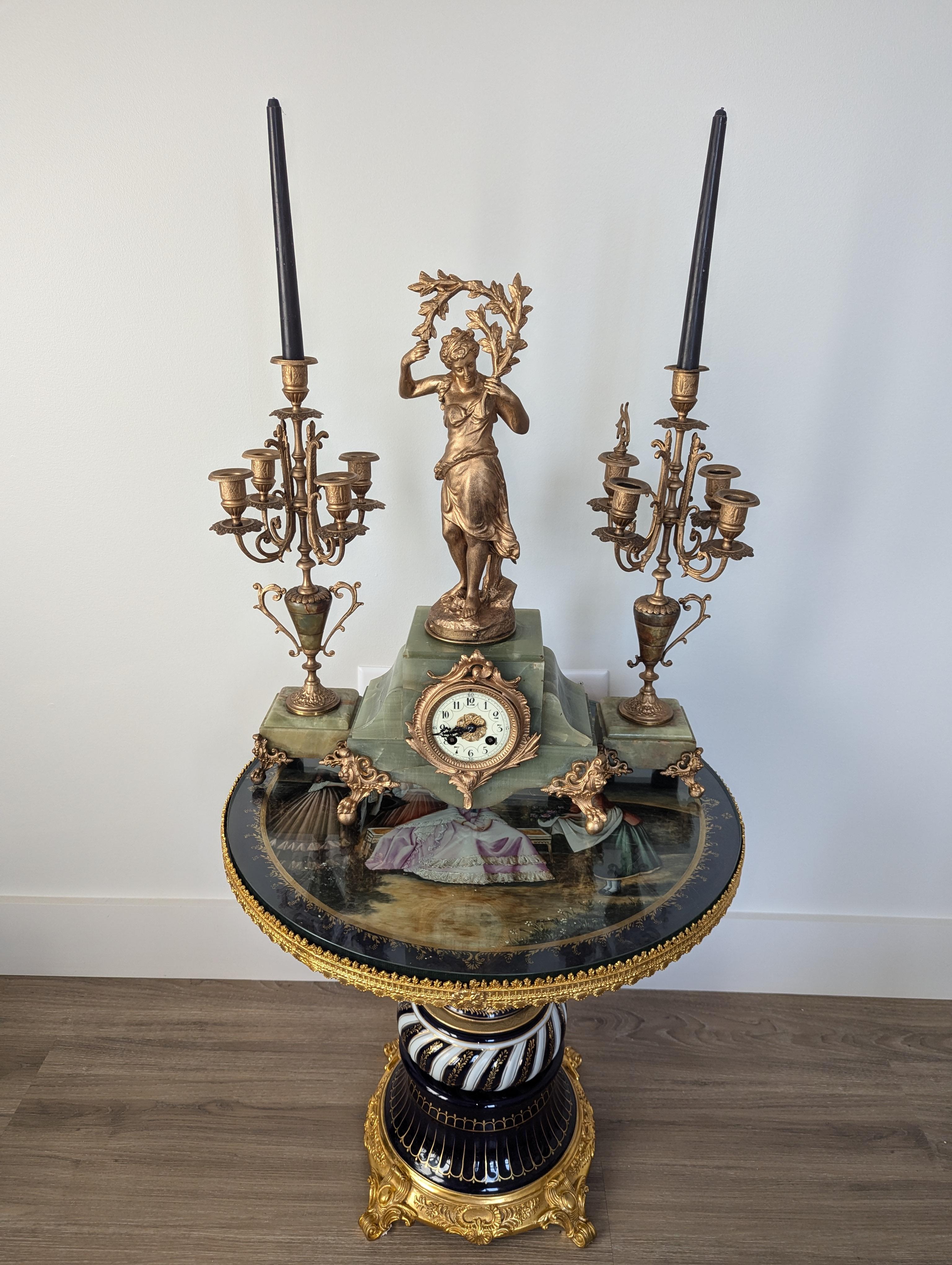 Metà XIX secolo Antique French Neoclassico Figural Brass & Green Onyx Candelabri & Set di orologi in vendita