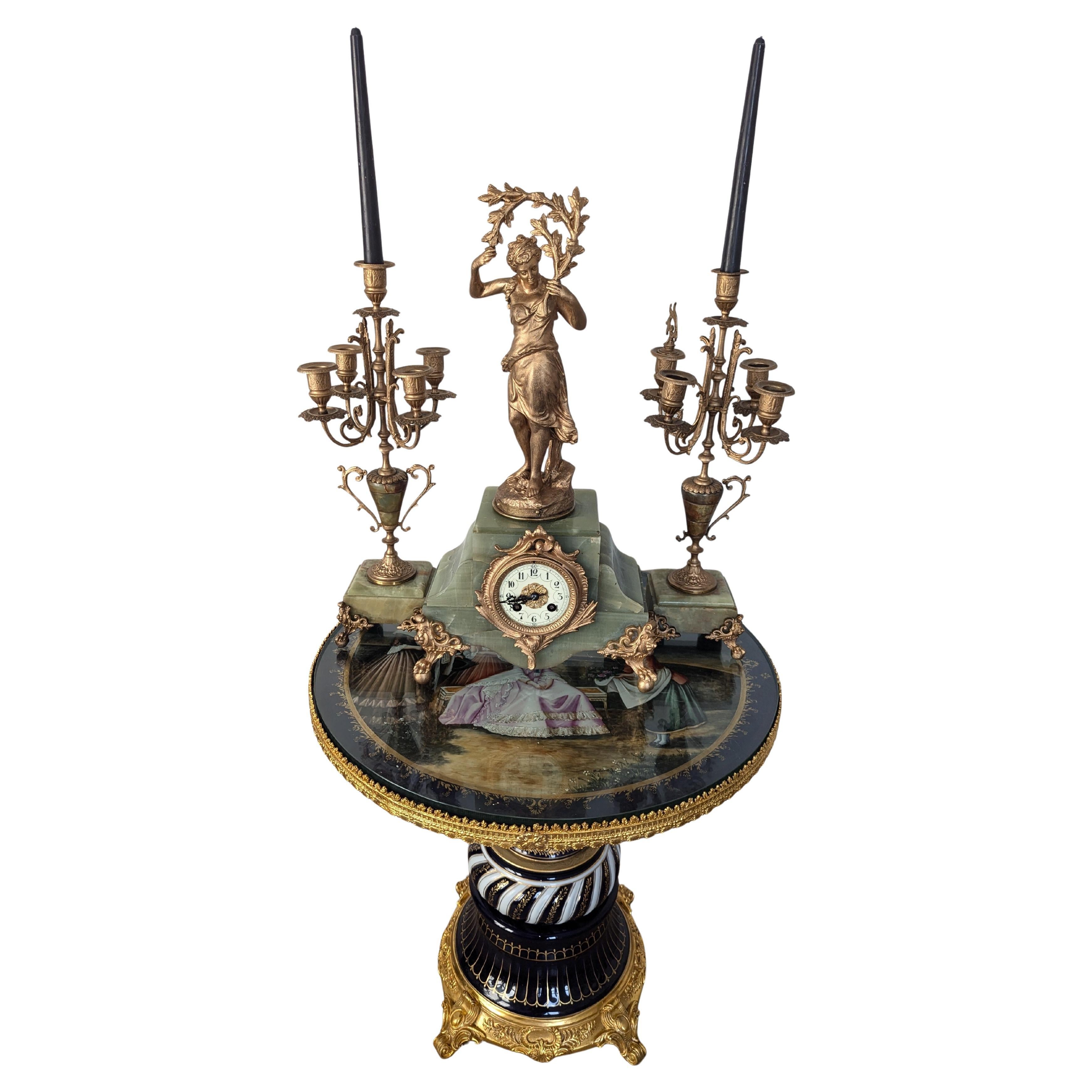 Antique French Neoclassico Figural Brass & Green Onyx Candelabri & Set di orologi in vendita