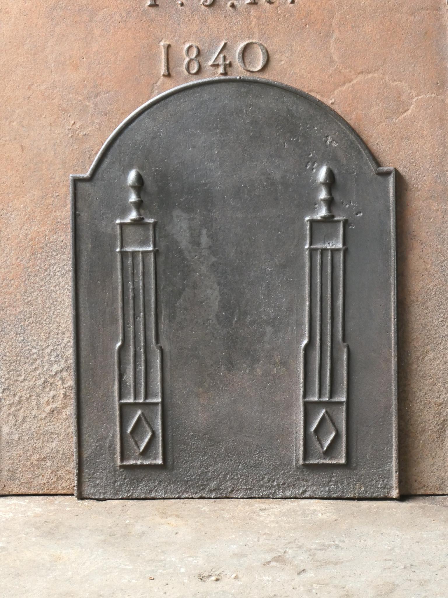 Plaque de cheminée néoclassique française du 18e - 19e siècle avec deux piliers de la liberté. Les piliers symbolisent la valeur liberté, l'une des trois valeurs de la Révolution française. 

La plaque de cheminée est en fonte et a une patine