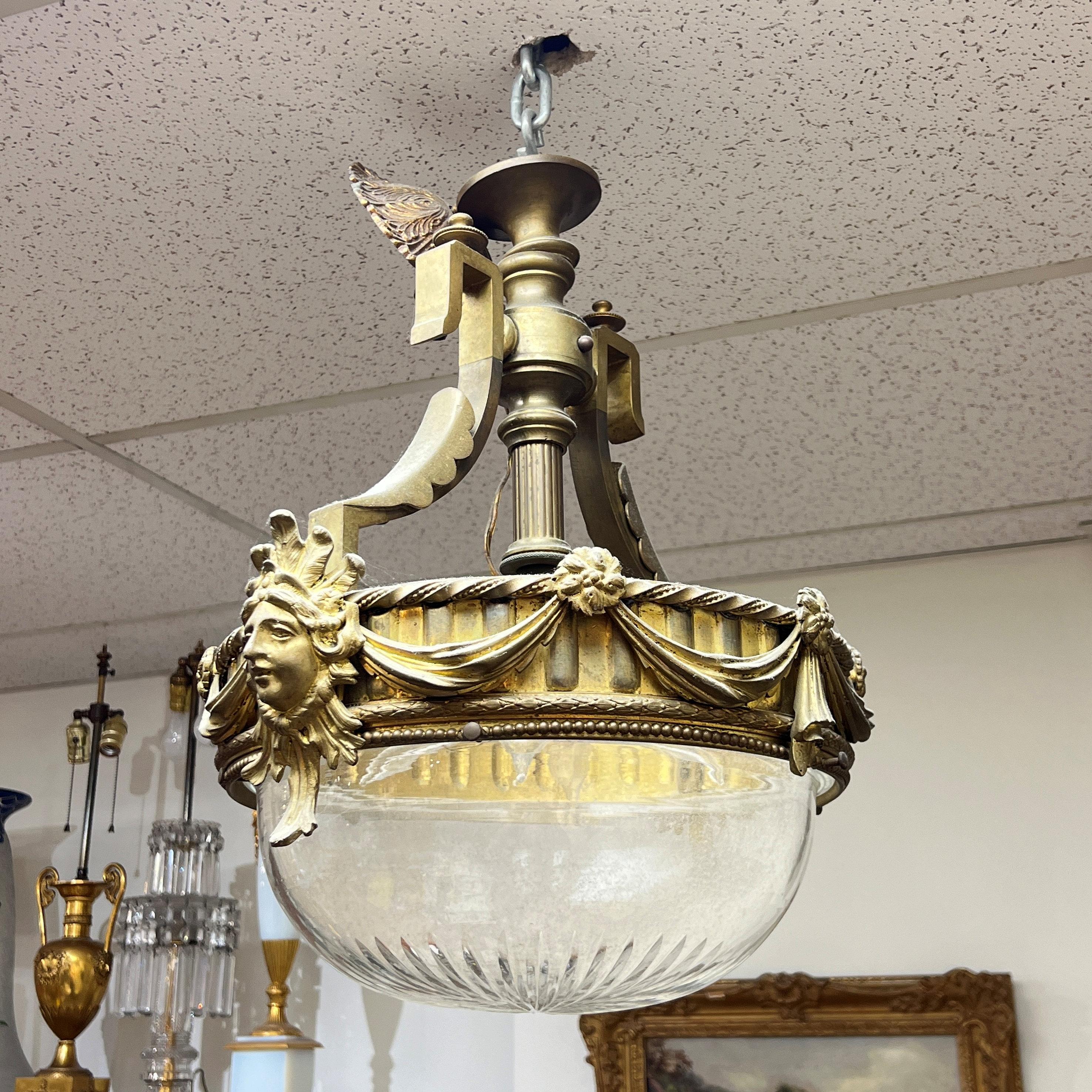 Neoclassico Antico lampadario neoclassico in bronzo dorato e cristalli tagliati in vendita