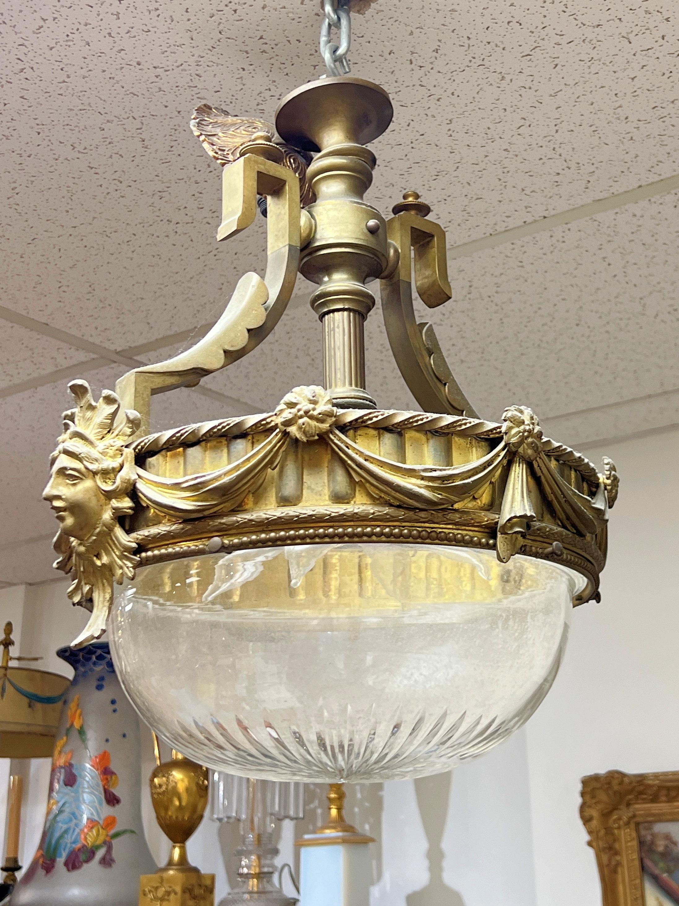 Dorato Antico lampadario neoclassico in bronzo dorato e cristalli tagliati in vendita