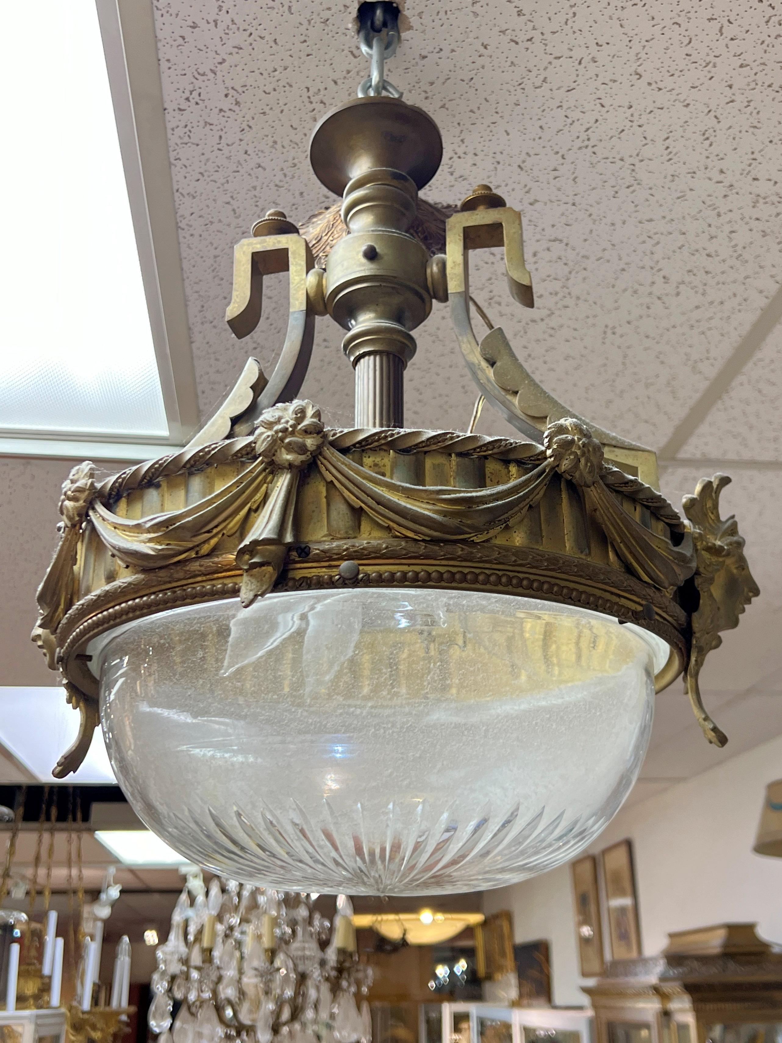 Antico lampadario neoclassico in bronzo dorato e cristalli tagliati In condizioni buone in vendita a New York, NY