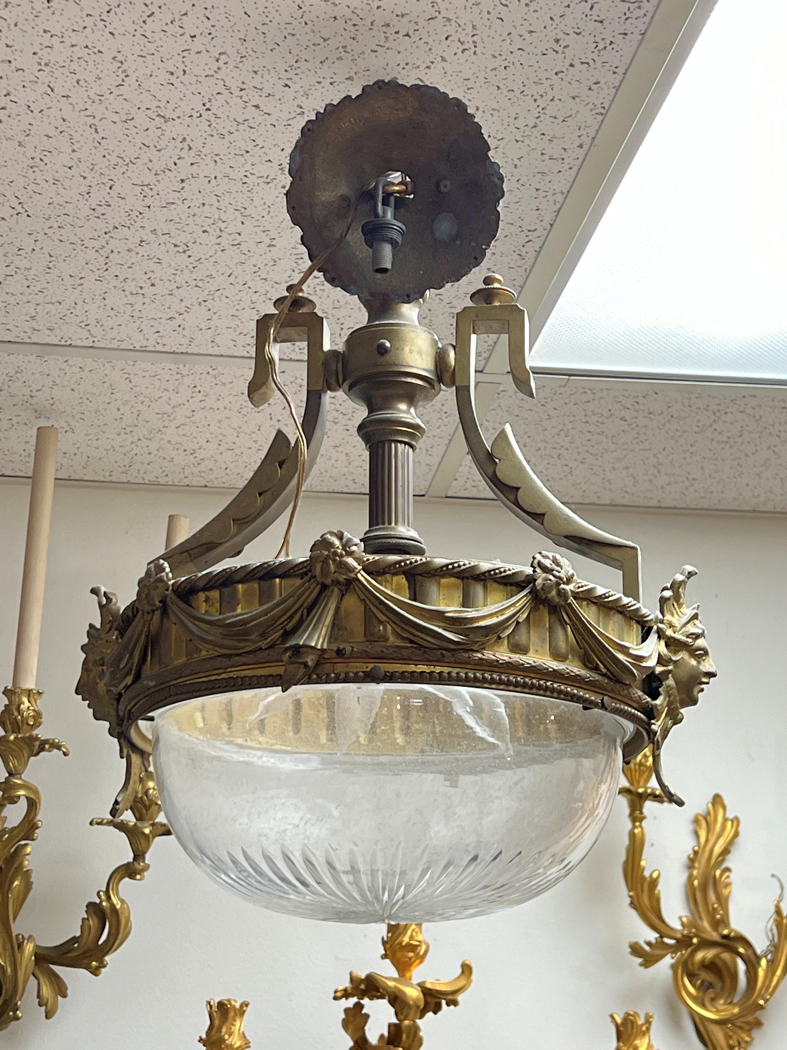 XIX secolo Antico lampadario neoclassico in bronzo dorato e cristalli tagliati in vendita