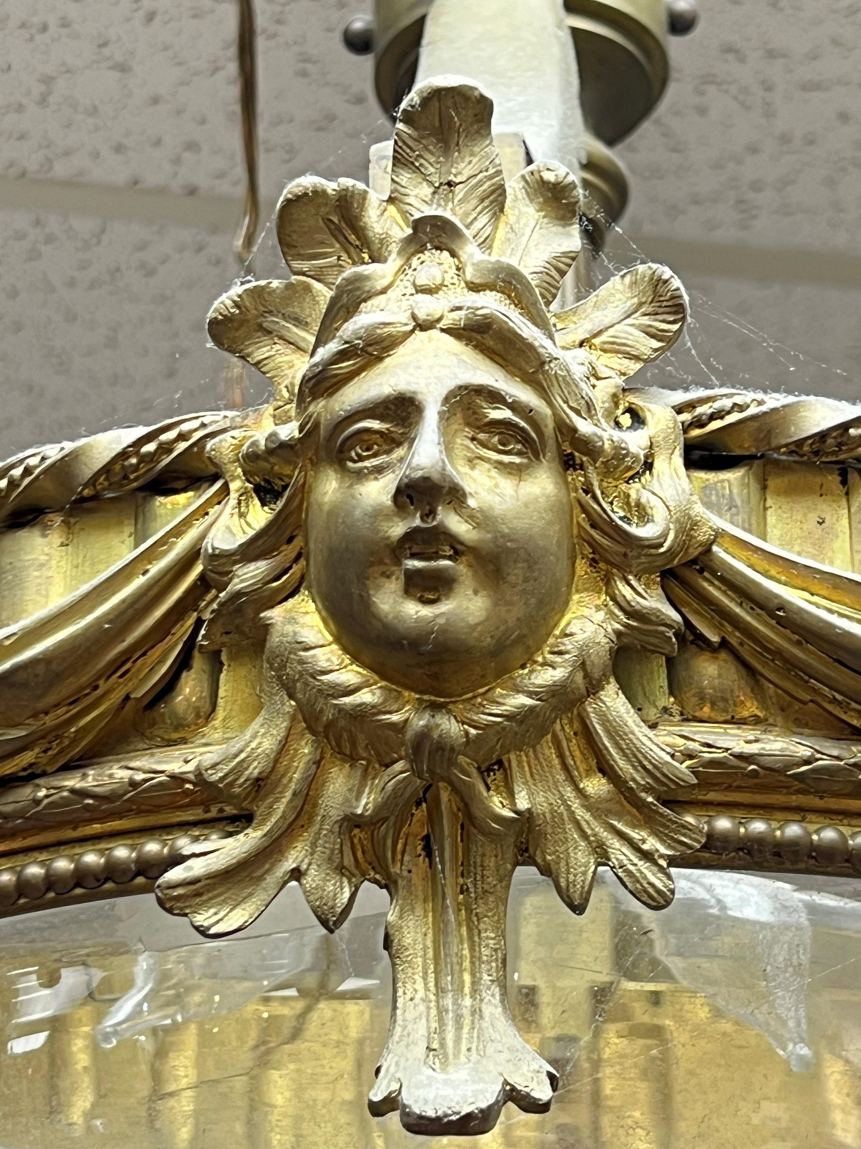 Antico lampadario neoclassico in bronzo dorato e cristalli tagliati in vendita 1