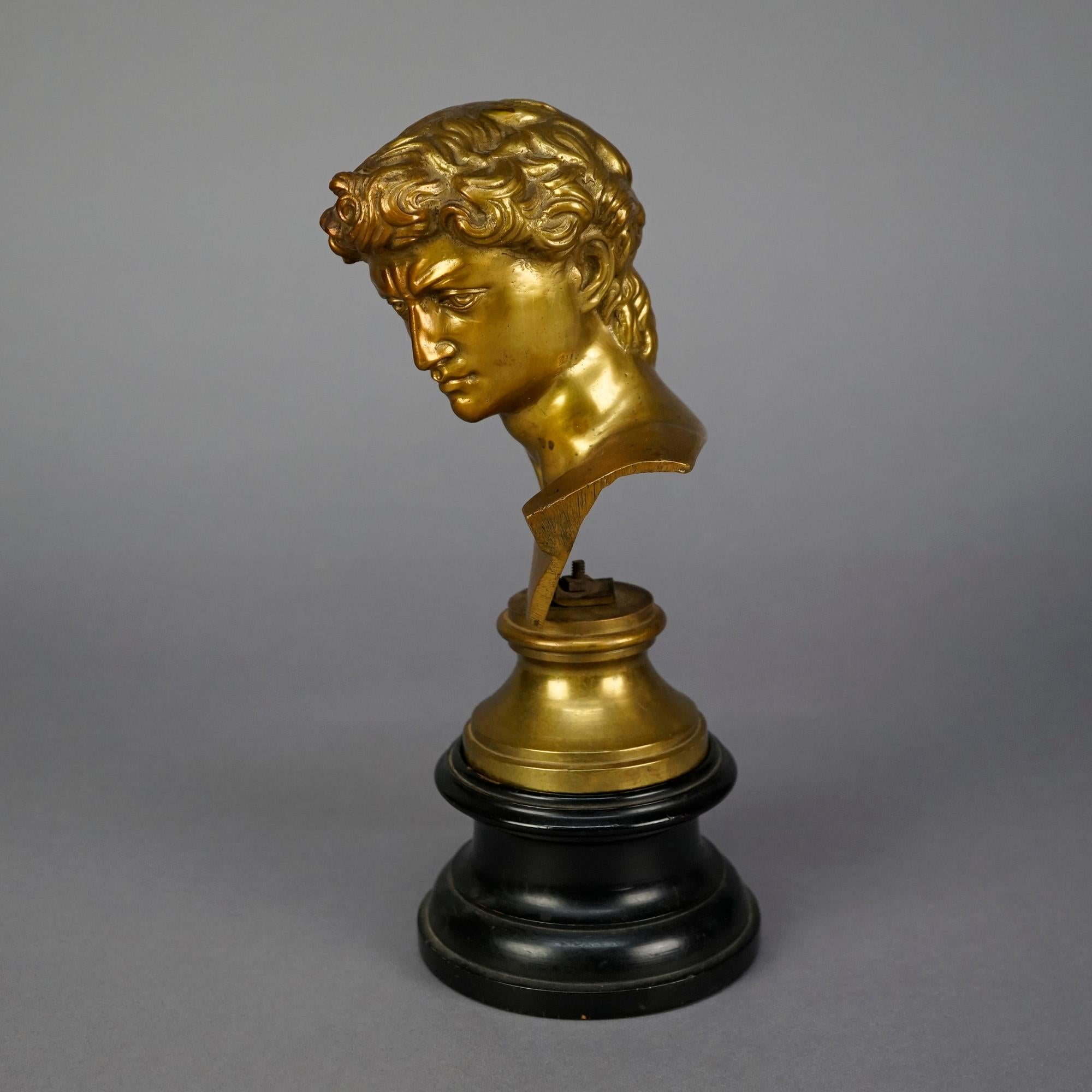 Bronze Buste néoclassique ancien en bronze doré d'un homme classique, 19ème siècle en vente