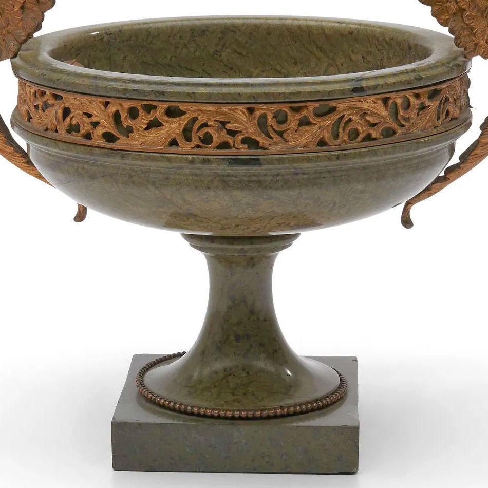Doré Bol de centre de table néoclassique ancien monté sur bronze doré et marbre vert en vente