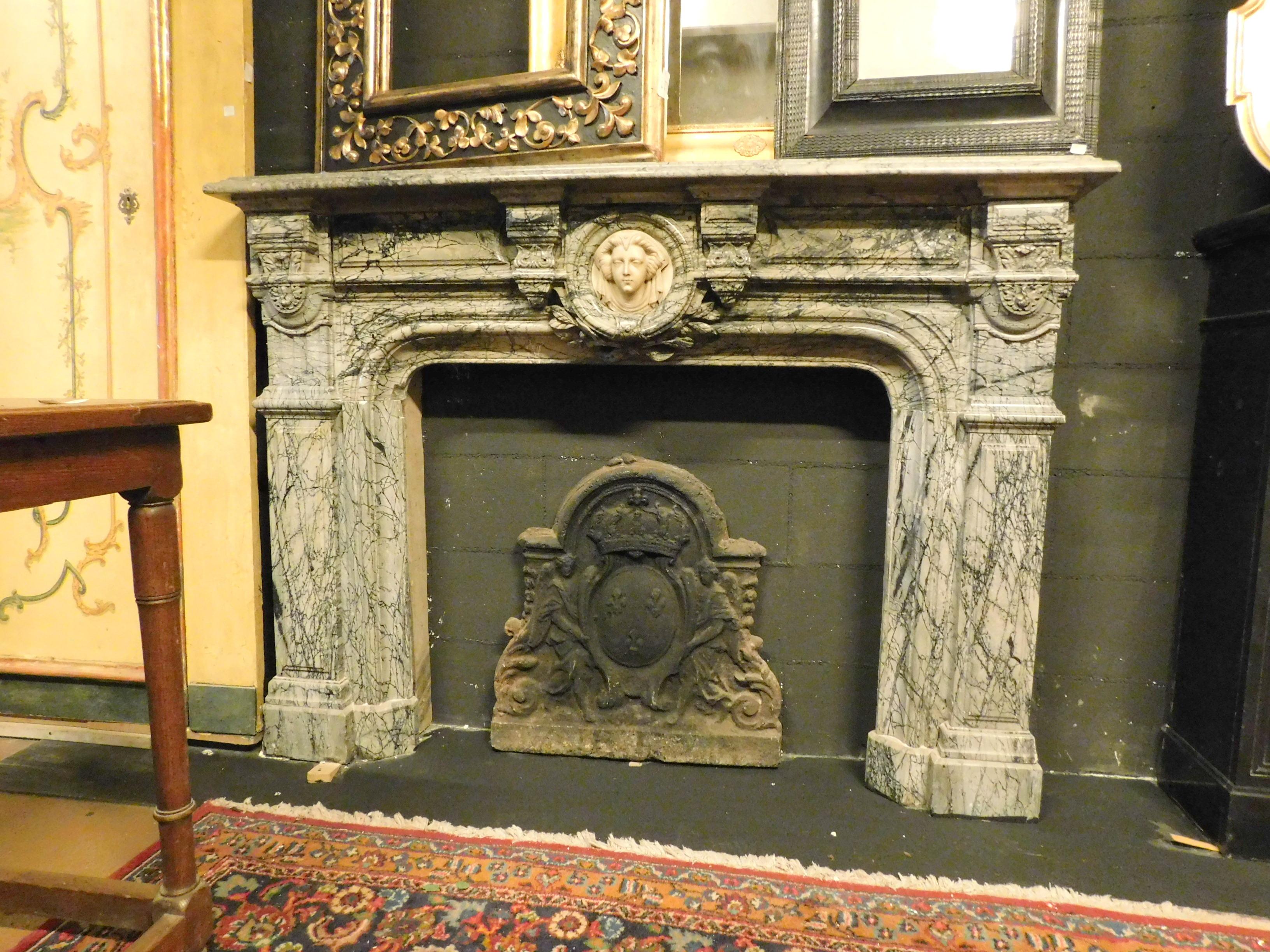 Ancient fireplace in gray neoclassical marble with white Carrara marble face, very precious, probably the face was of the woman loved by the owner of the building or the Countess.
Dating from the beginning of the 1800s, it comes from an Italian