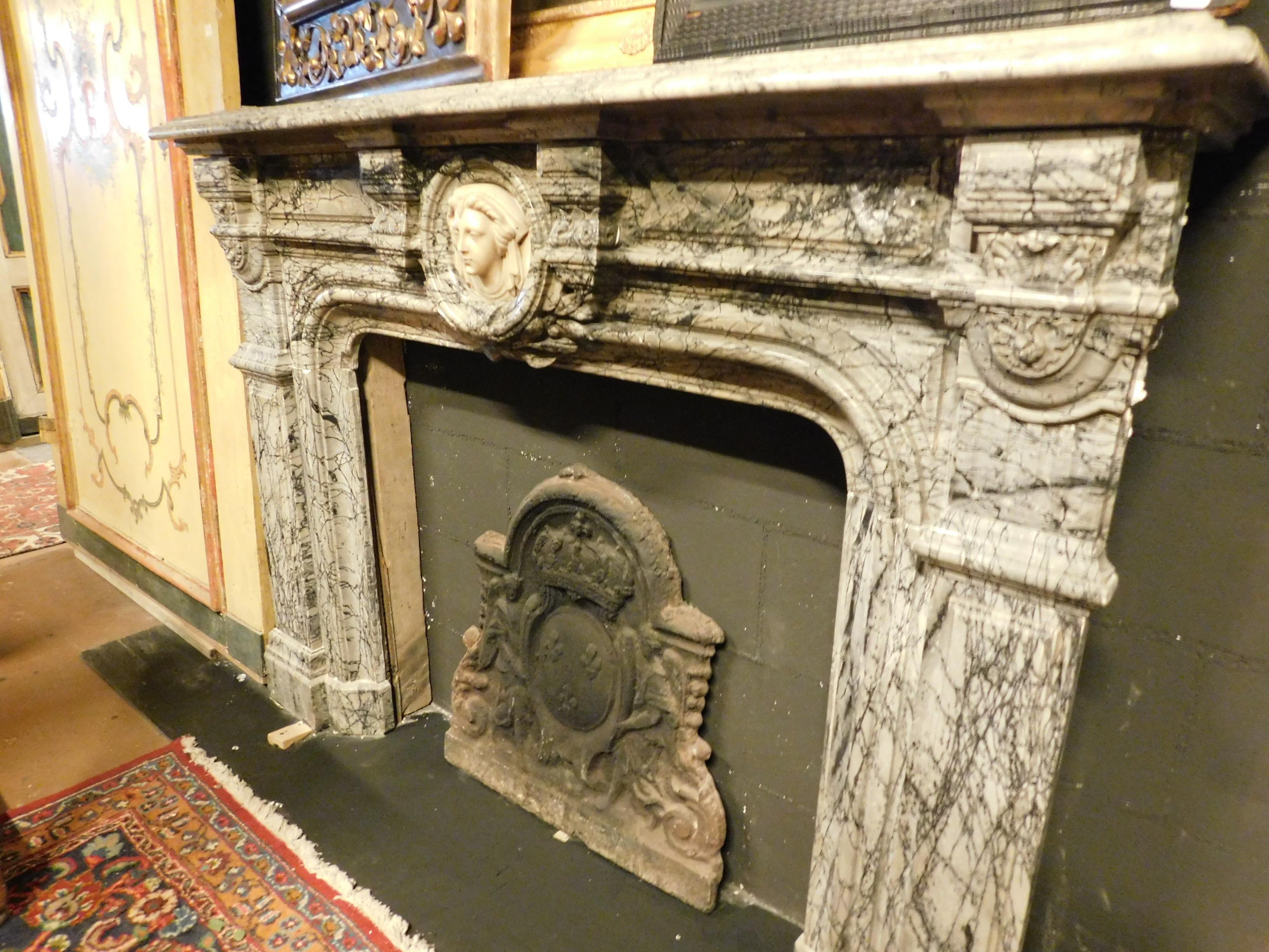 Antique Neoclassical Gray Marble Fireplace with a White Carrara Face, 1800 Italy In Good Condition In Cuneo, Italy (CN)