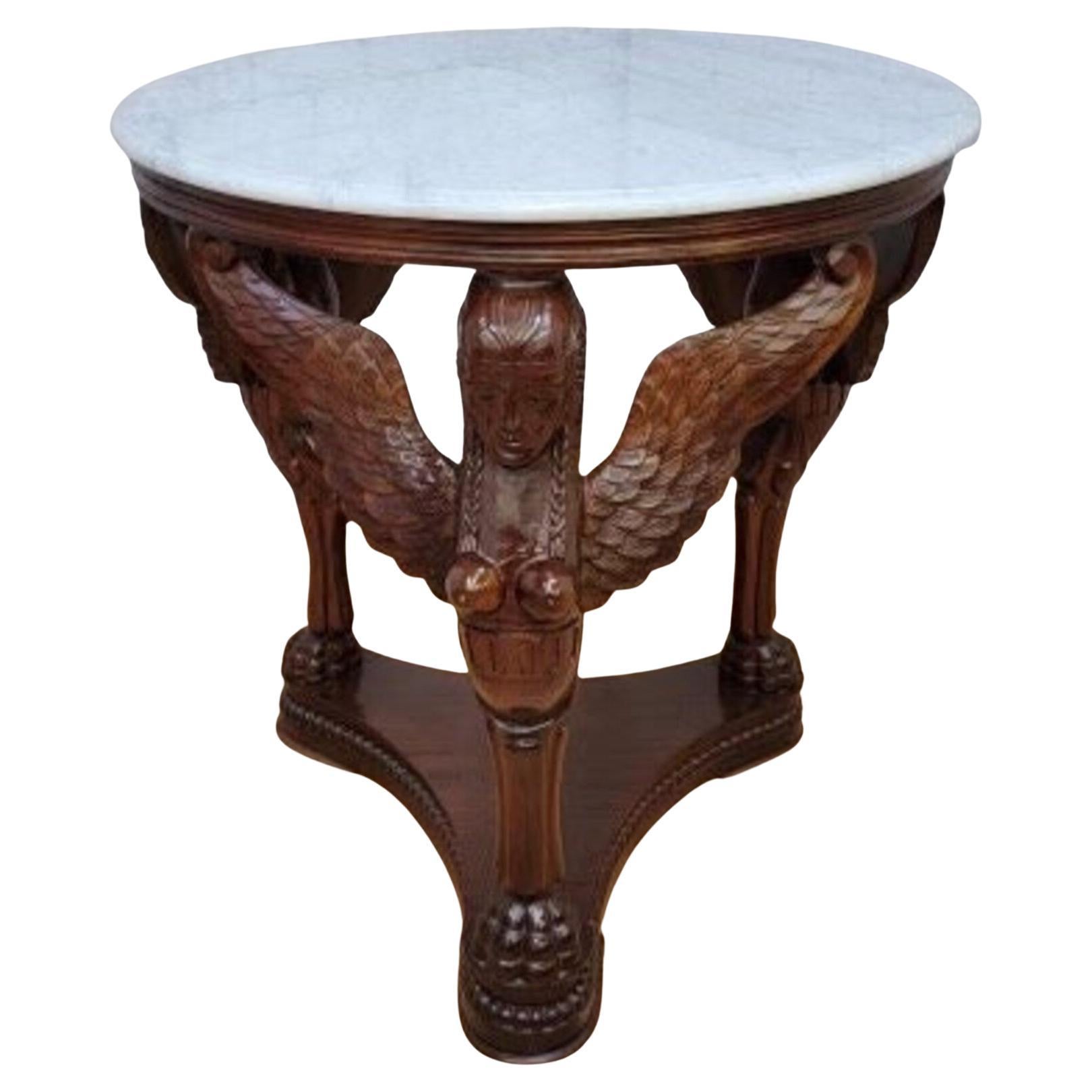 Table ancienne néoclassique à piédestal figuratif sculptée à la main, plateau rond en marbre
