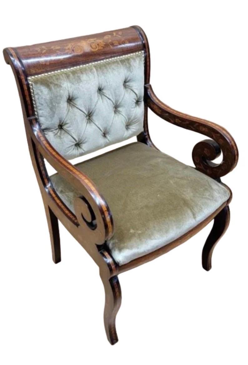 Velours Fauteuil à bras marqueté à volutes néoclassique ancien Fauteuil de bureau nouvellement retapissé en vente
