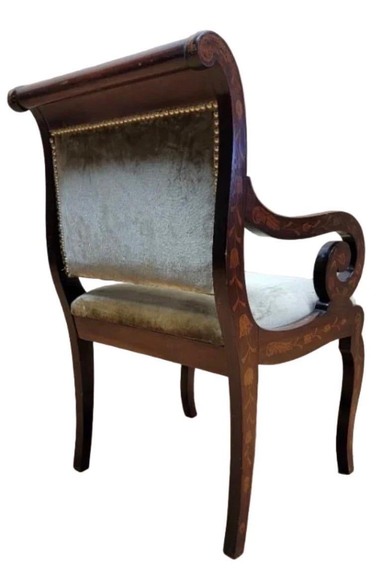 Fauteuil à bras marqueté à volutes néoclassique ancien Fauteuil de bureau nouvellement retapissé en vente 1