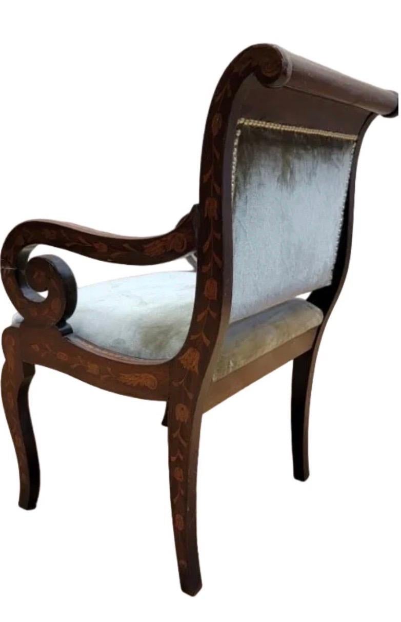 Fauteuil à bras marqueté à volutes néoclassique ancien Fauteuil de bureau nouvellement retapissé en vente 2