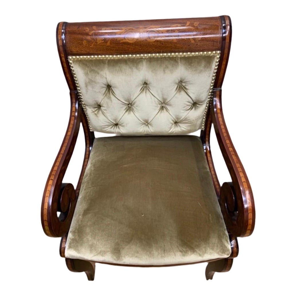 Ancienne chaise de bureau néoclassique à accoudoirs en marqueterie de volutes nouvellement retapissée en velours doré 

Élevez votre intérieur avec cette exquise chaise néoclassique antique, qui présente un mélange harmonieux de fine facture et de
