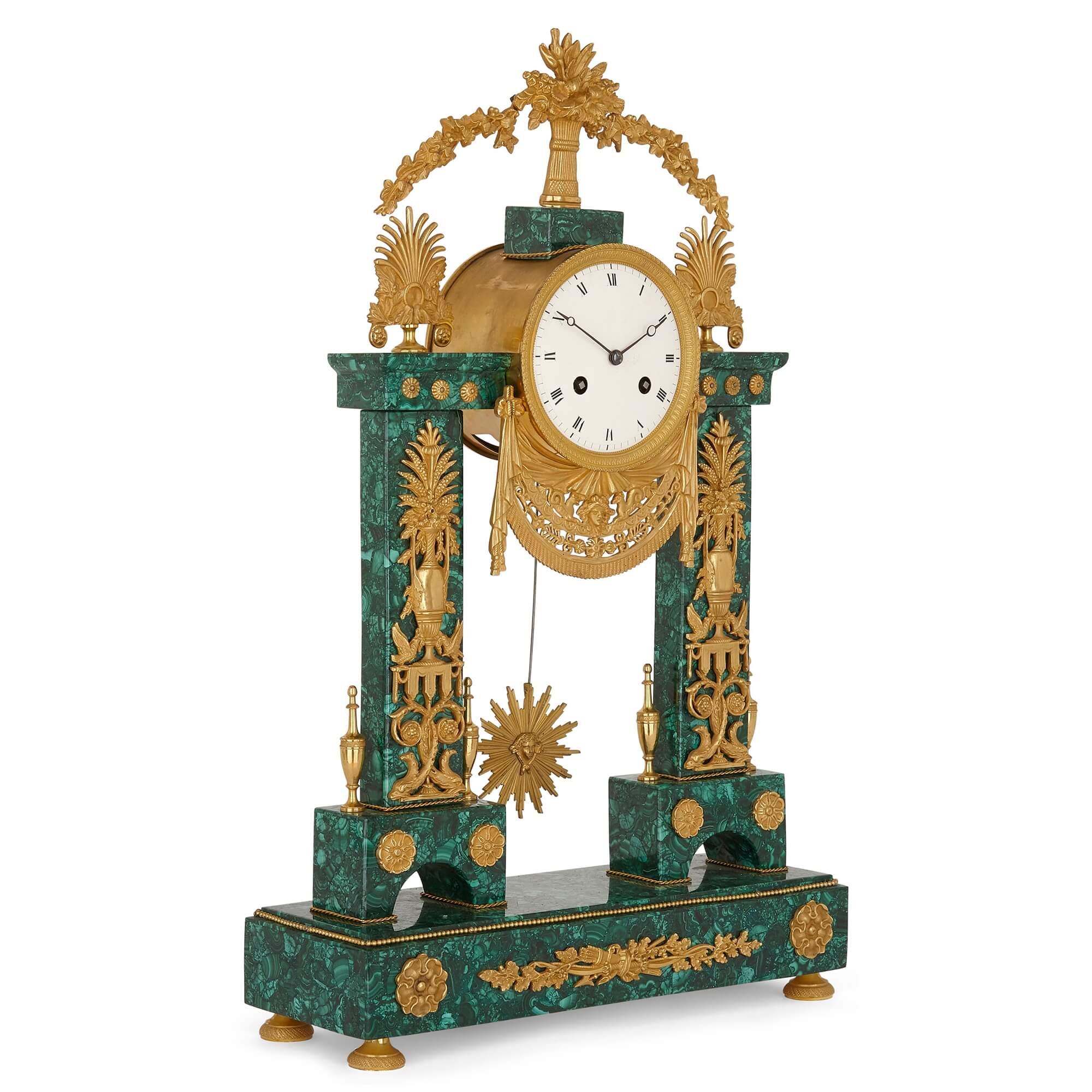 Antike neoklassizistische Louis XVI-Uhr aus vergoldeter Bronze und Malachit
Französisch, Ende 18. Jahrhundert
Maße: Höhe 56cm, Breite 35cm, Tiefe 12cm

Diese raffinierte Kaminsimsuhr aus vergoldeter Bronze und späterem Malachitfurnier ist im