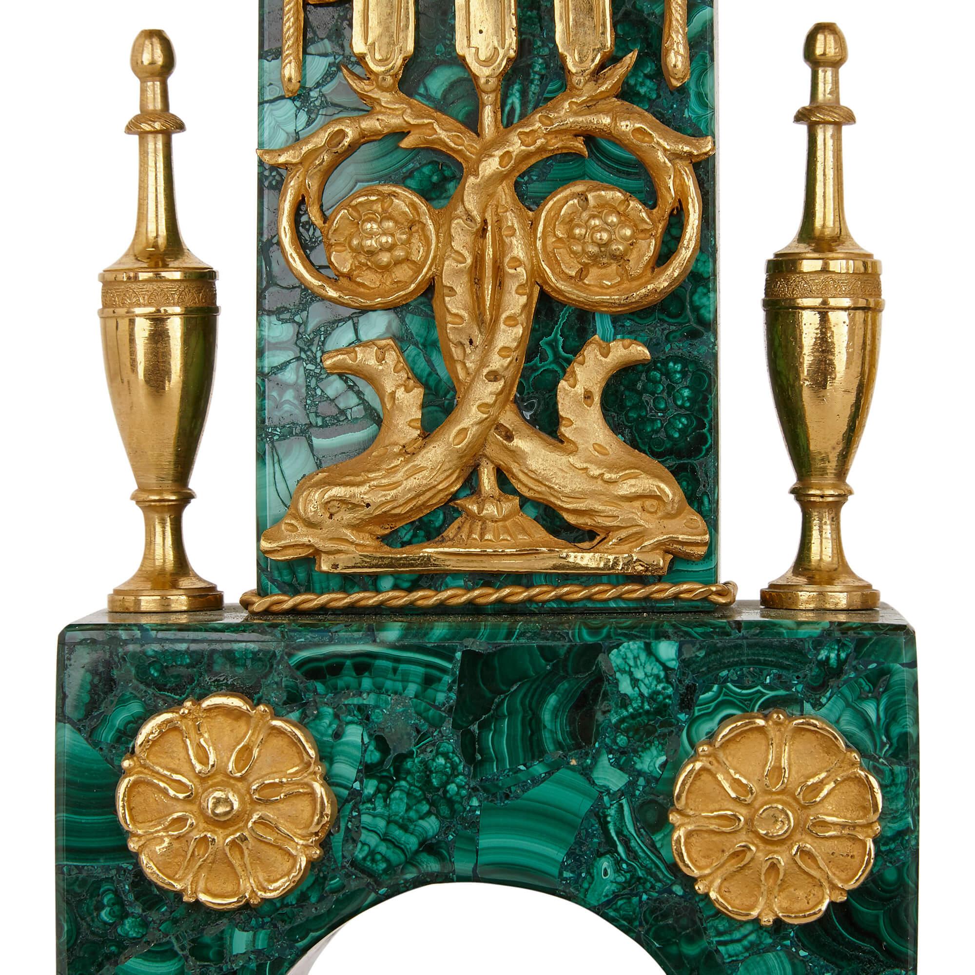 Antike neoklassizistische Louis XVI.-Uhr aus vergoldeter Bronze und Malachit im Zustand „Gut“ im Angebot in London, GB
