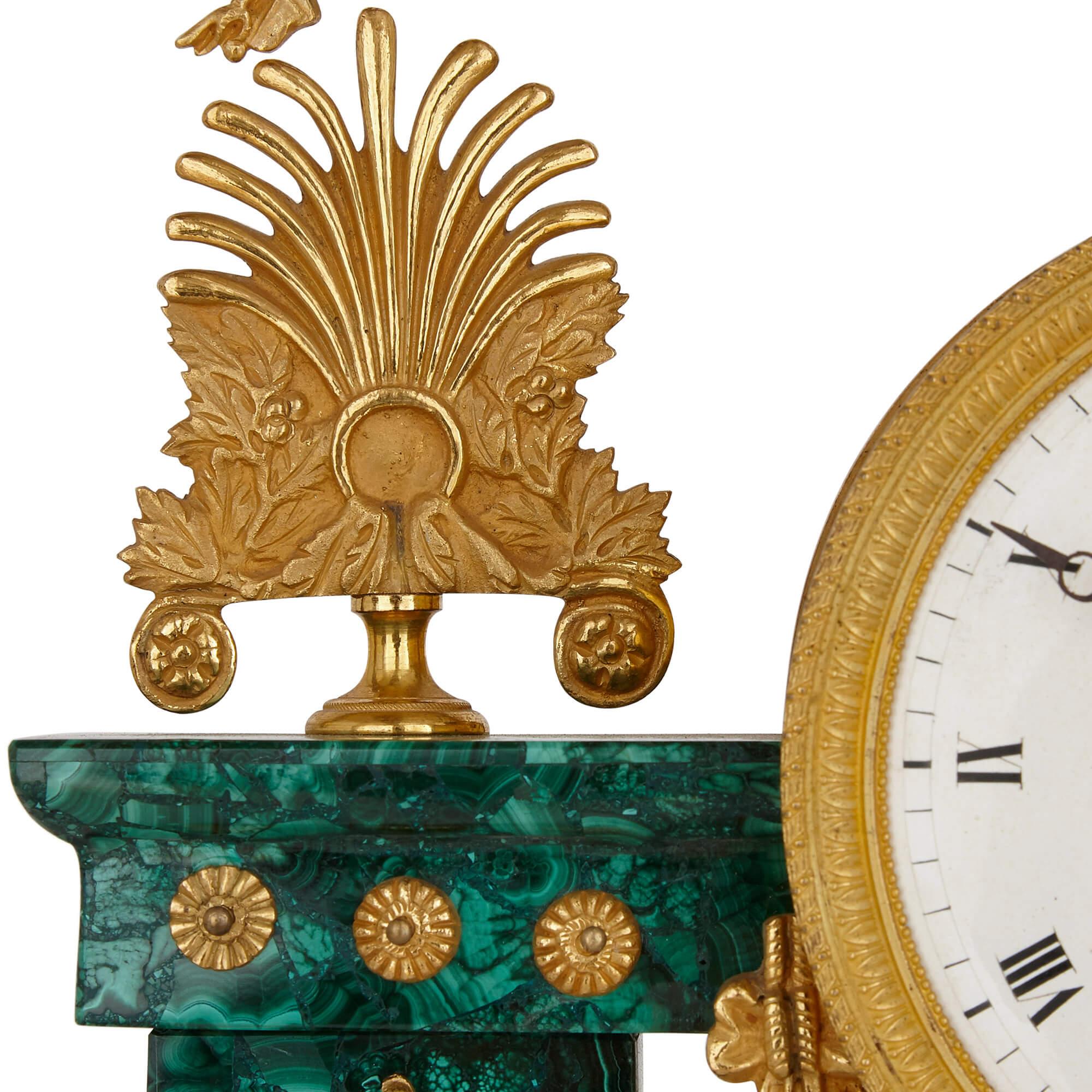 Antike neoklassizistische Louis XVI.-Uhr aus vergoldeter Bronze und Malachit (18. Jahrhundert) im Angebot