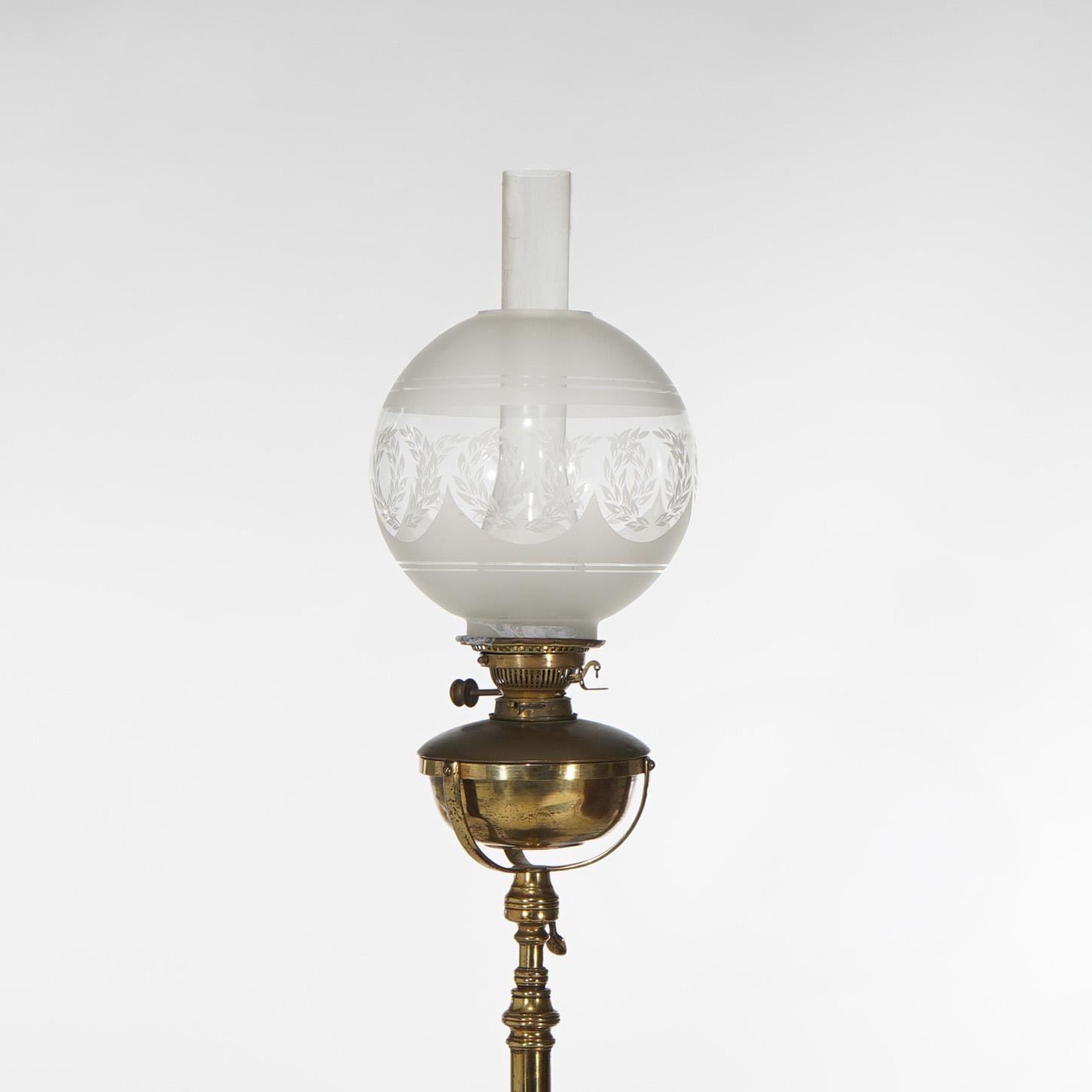 Lampadaire de piano néoclassique Hinks's en acajou et laiton avec abat-jour en verre opalescent conçu pour les couronnes de laurier C1890

Dimensions - 73,5 