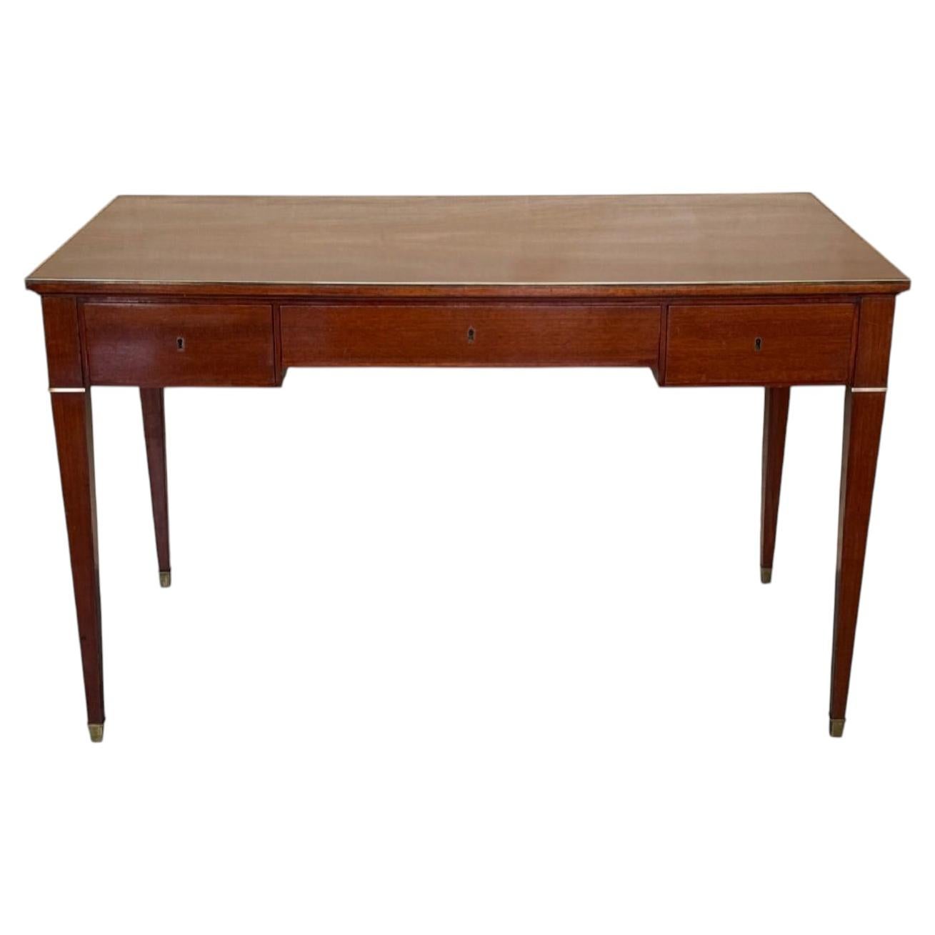 Bureau ancien de style néoclassique en acajou, avec incrustations en laiton et trois tiroirs
