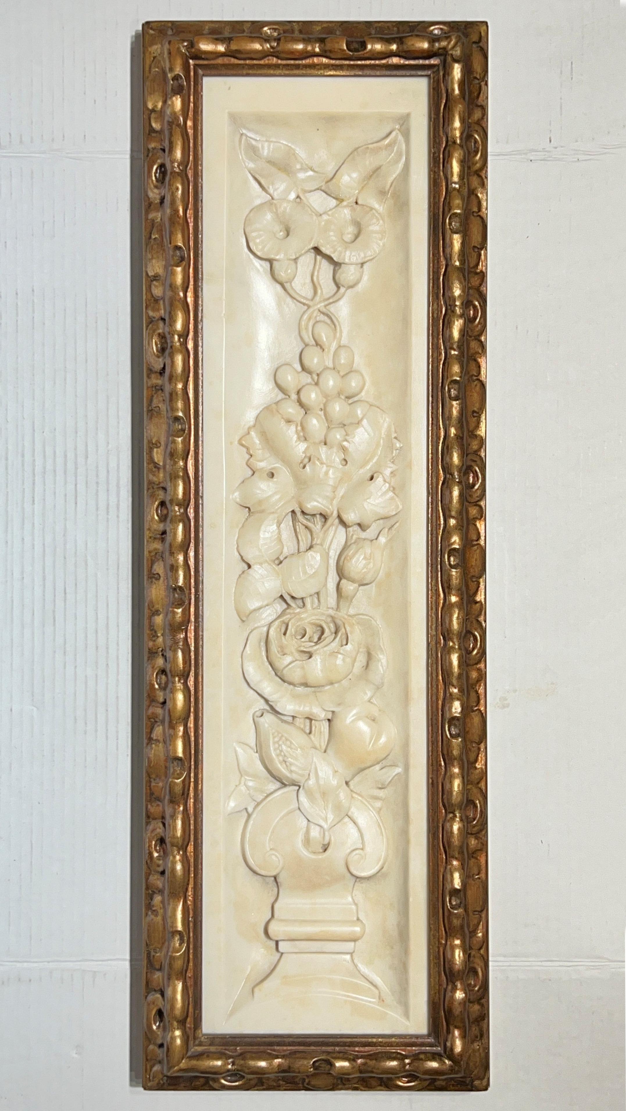 Precioso mármol tallado antiguo  Relieve que representa una parra en flor, montado en un marco posterior de madera dorada suministrado por Saxon & Clemons del edificio D&D de Nueva York, hacia la década de 1960.  