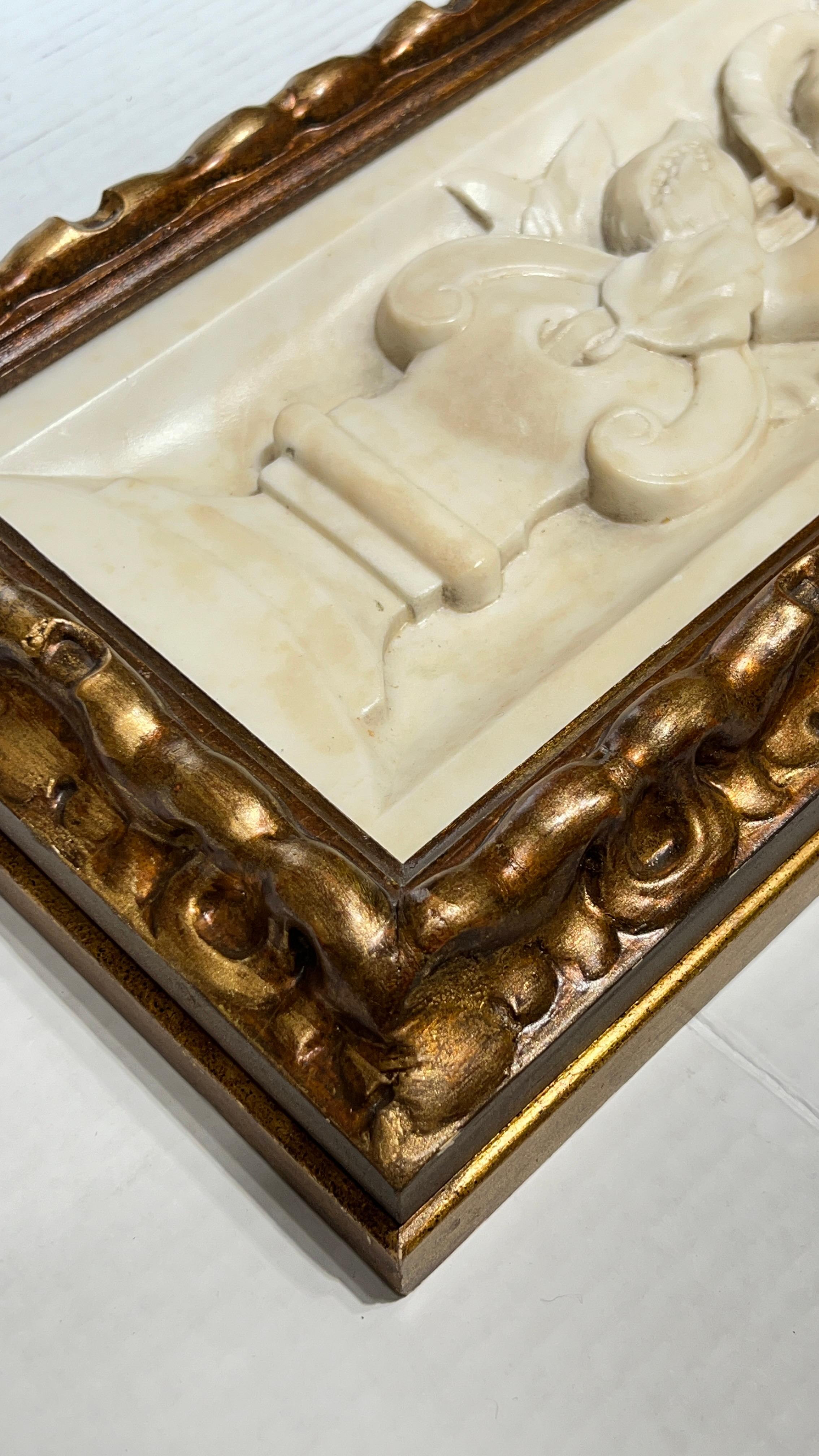 Antigua placa neoclásica de mármol en relieve con marco de madera dorada Italiano en venta