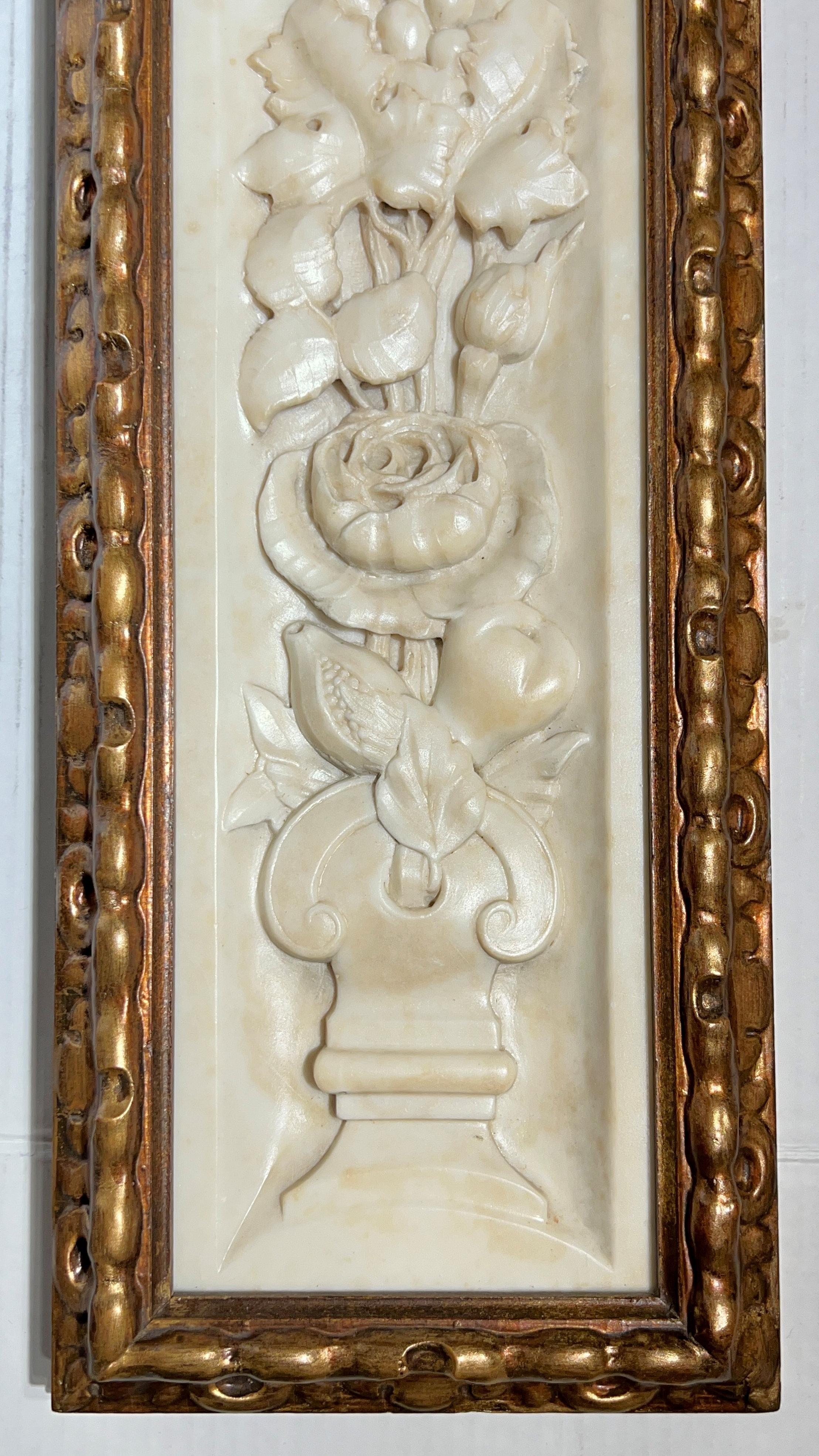 Antigua placa neoclásica de mármol en relieve con marco de madera dorada Tallado en venta